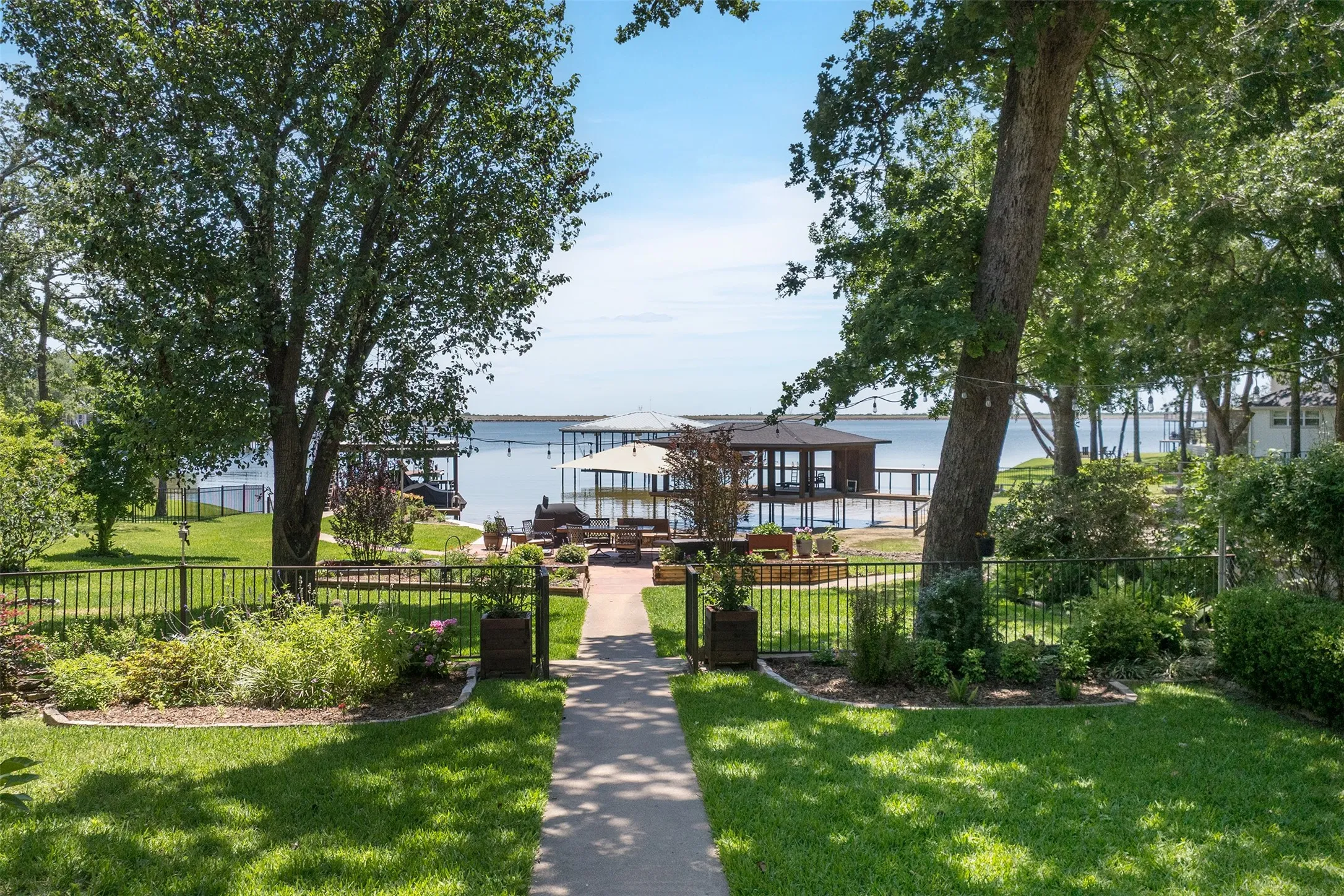 Single Family Residence For Sale in Henderson County , 205 Shoreline Drive, Star Harbor, Texas 75148, 4 Bedroom, 4 Bathroom, 2 Garage spaces, 3,066 Sqft, built in 1985, Preowned, mls#21250696, Real Estate Agent in Star Harbor, Homes For Sale in Henderson county, Homes For Sale in Star Harbor, Realtor in Star Harbor Texas, Real Estate Brokerage Independent Realty Texas, Luminita Cordes Realtor