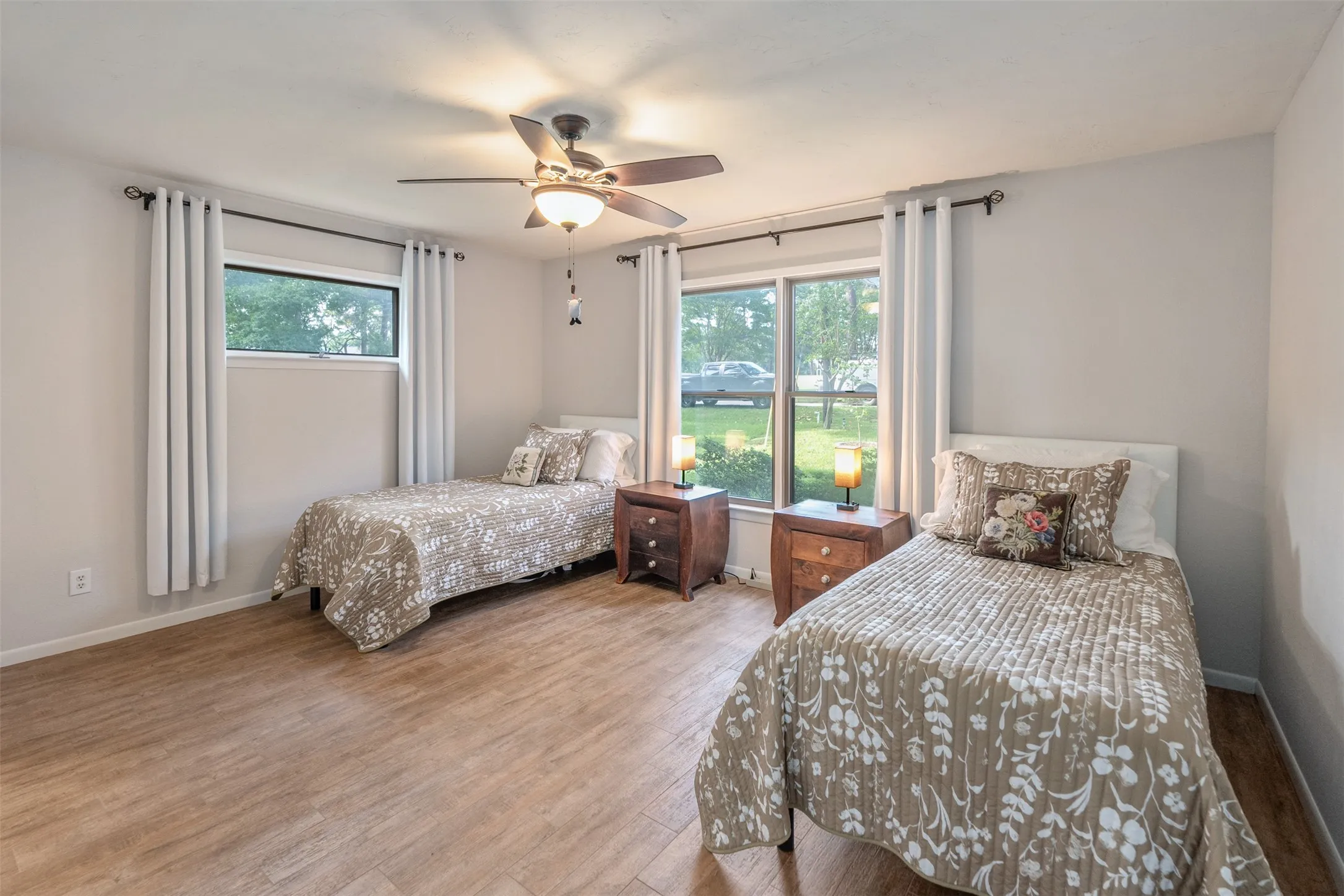 Single Family Residence For Sale in Henderson County , 205 Shoreline Drive, Star Harbor, Texas 75148, 4 Bedroom, 4 Bathroom, 2 Garage spaces, 3,066 Sqft, built in 1985, Preowned, mls#21250696, Real Estate Agent in Star Harbor, Homes For Sale in Henderson county, Homes For Sale in Star Harbor, Realtor in Star Harbor Texas, Real Estate Brokerage Independent Realty Texas, Luminita Cordes Realtor