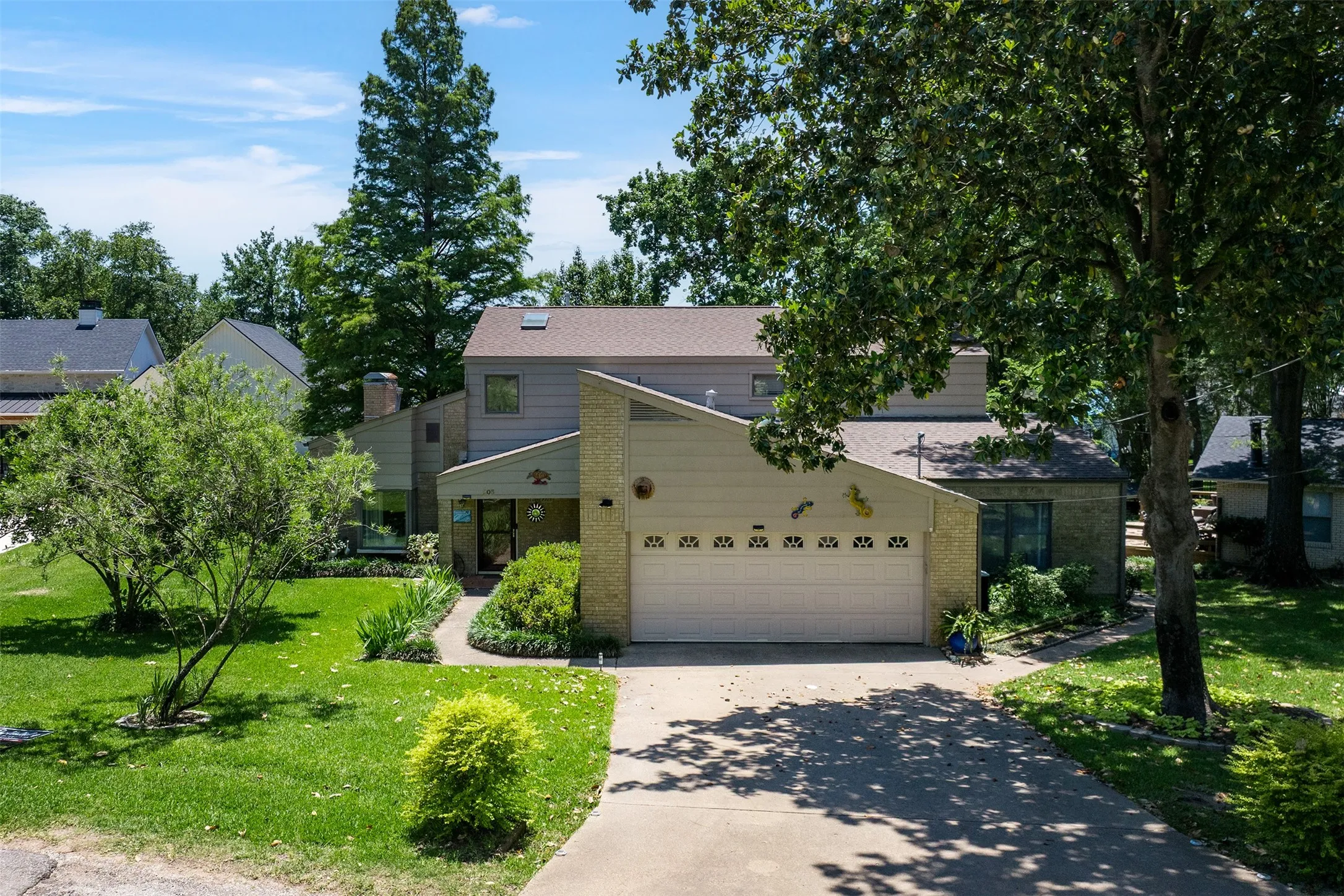 Single Family Residence For Sale in Henderson County , 205 Shoreline Drive, Star Harbor, Texas 75148, 4 Bedroom, 4 Bathroom, 2 Garage spaces, 3,066 Sqft, built in 1985, Preowned, mls#21250696, Real Estate Agent in Star Harbor, Homes For Sale in Henderson county, Homes For Sale in Star Harbor, Realtor in Star Harbor Texas, Real Estate Brokerage Independent Realty Texas, Luminita Cordes Realtor