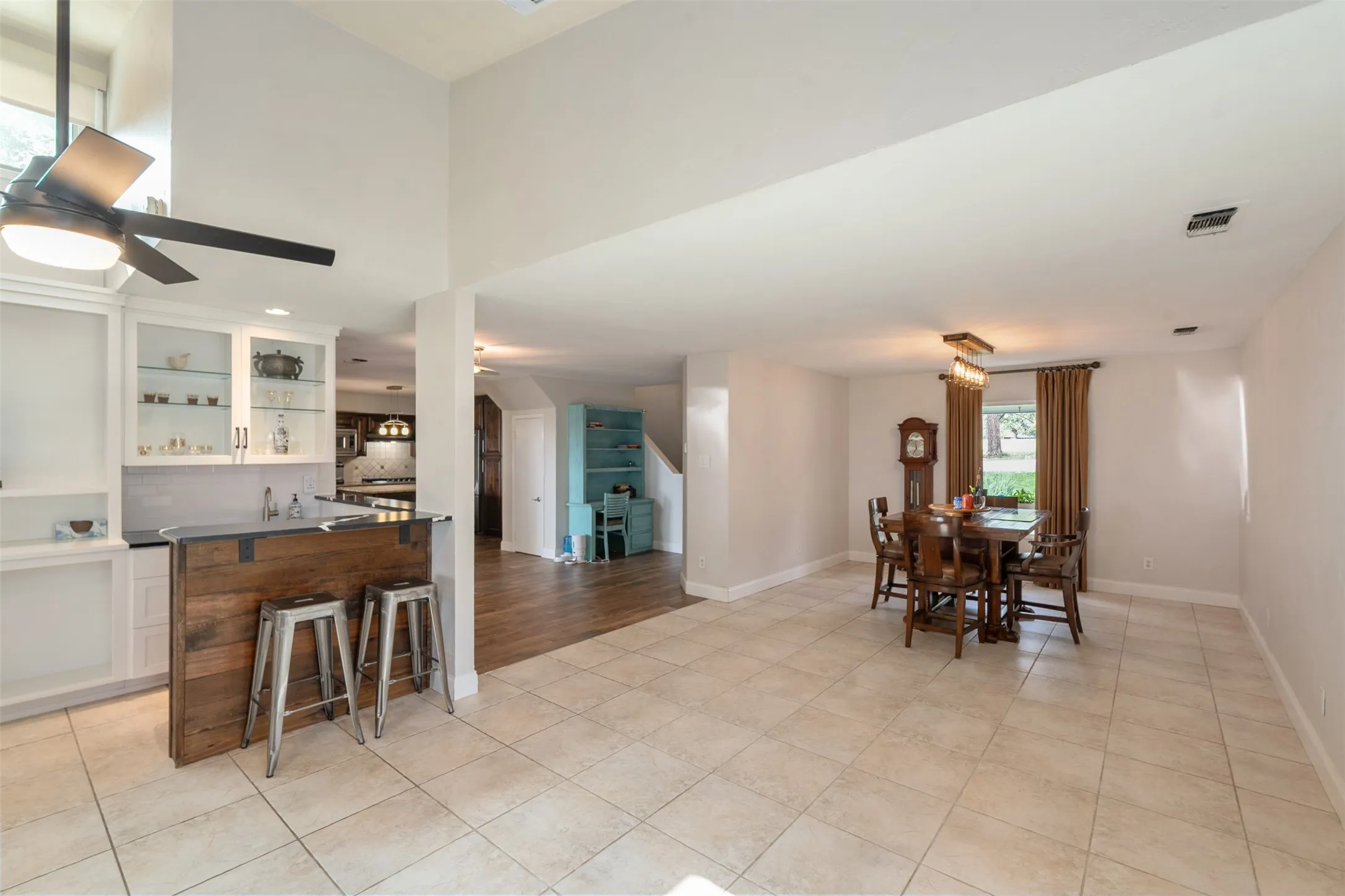 Single Family Residence For Sale in Henderson County , 205 Shoreline Drive, Star Harbor, Texas 75148, 4 Bedroom, 4 Bathroom, 2 Garage spaces, 3,066 Sqft, built in 1985, Preowned, mls#21250696, Real Estate Agent in Star Harbor, Homes For Sale in Henderson county, Homes For Sale in Star Harbor, Realtor in Star Harbor Texas, Real Estate Brokerage Independent Realty Texas, Luminita Cordes Realtor