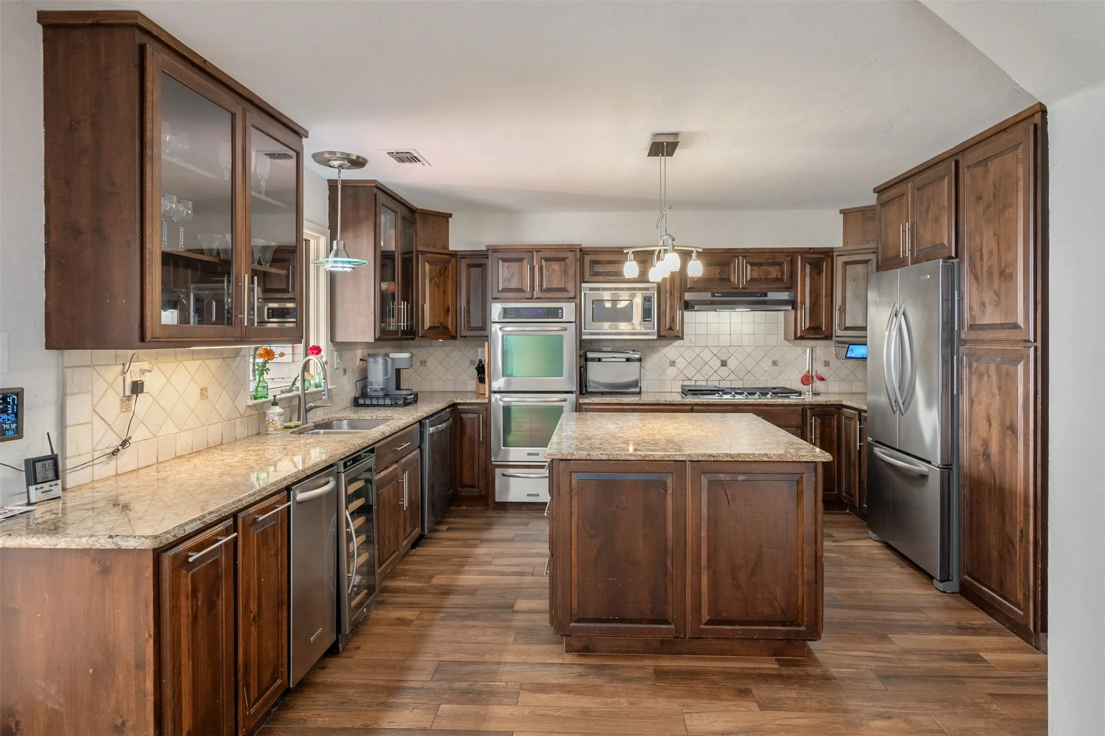Single Family Residence For Sale in Henderson County , 205 Shoreline Drive, Star Harbor, Texas 75148, 4 Bedroom, 4 Bathroom, 2 Garage spaces, 3,066 Sqft, built in 1985, Preowned, mls#21250696, Real Estate Agent in Star Harbor, Homes For Sale in Henderson county, Homes For Sale in Star Harbor, Realtor in Star Harbor Texas, Real Estate Brokerage Independent Realty Texas, Luminita Cordes Realtor