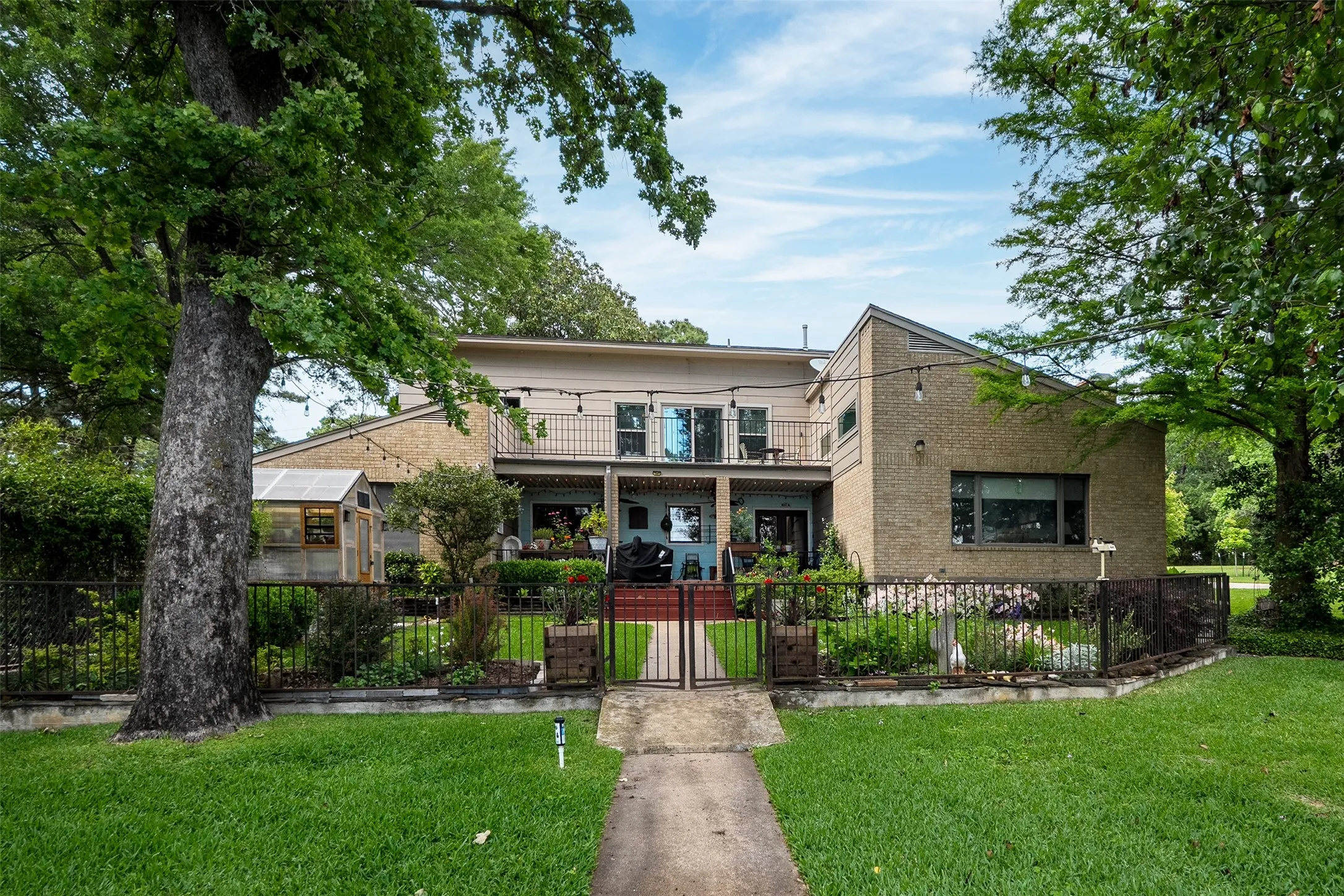 Single Family Residence For Sale in Henderson County , 205 Shoreline Drive, Star Harbor, Texas 75148, 4 Bedroom, 4 Bathroom, 2 Garage spaces, 3,066 Sqft, built in 1985, Preowned, mls#21250696, Real Estate Agent in Star Harbor, Homes For Sale in Henderson county, Homes For Sale in Star Harbor, Realtor in Star Harbor Texas, Real Estate Brokerage Independent Realty Texas, Luminita Cordes Realtor