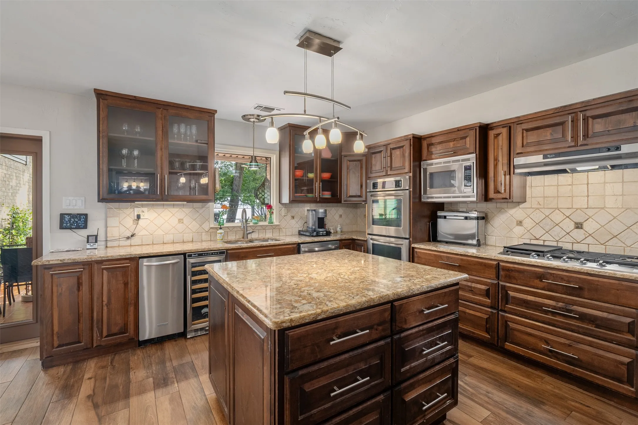 Single Family Residence For Sale in Henderson County , 205 Shoreline Drive, Star Harbor, Texas 75148, 4 Bedroom, 4 Bathroom, 2 Garage spaces, 3,066 Sqft, built in 1985, Preowned, mls#21250696, Real Estate Agent in Star Harbor, Homes For Sale in Henderson county, Homes For Sale in Star Harbor, Realtor in Star Harbor Texas, Real Estate Brokerage Independent Realty Texas, Luminita Cordes Realtor