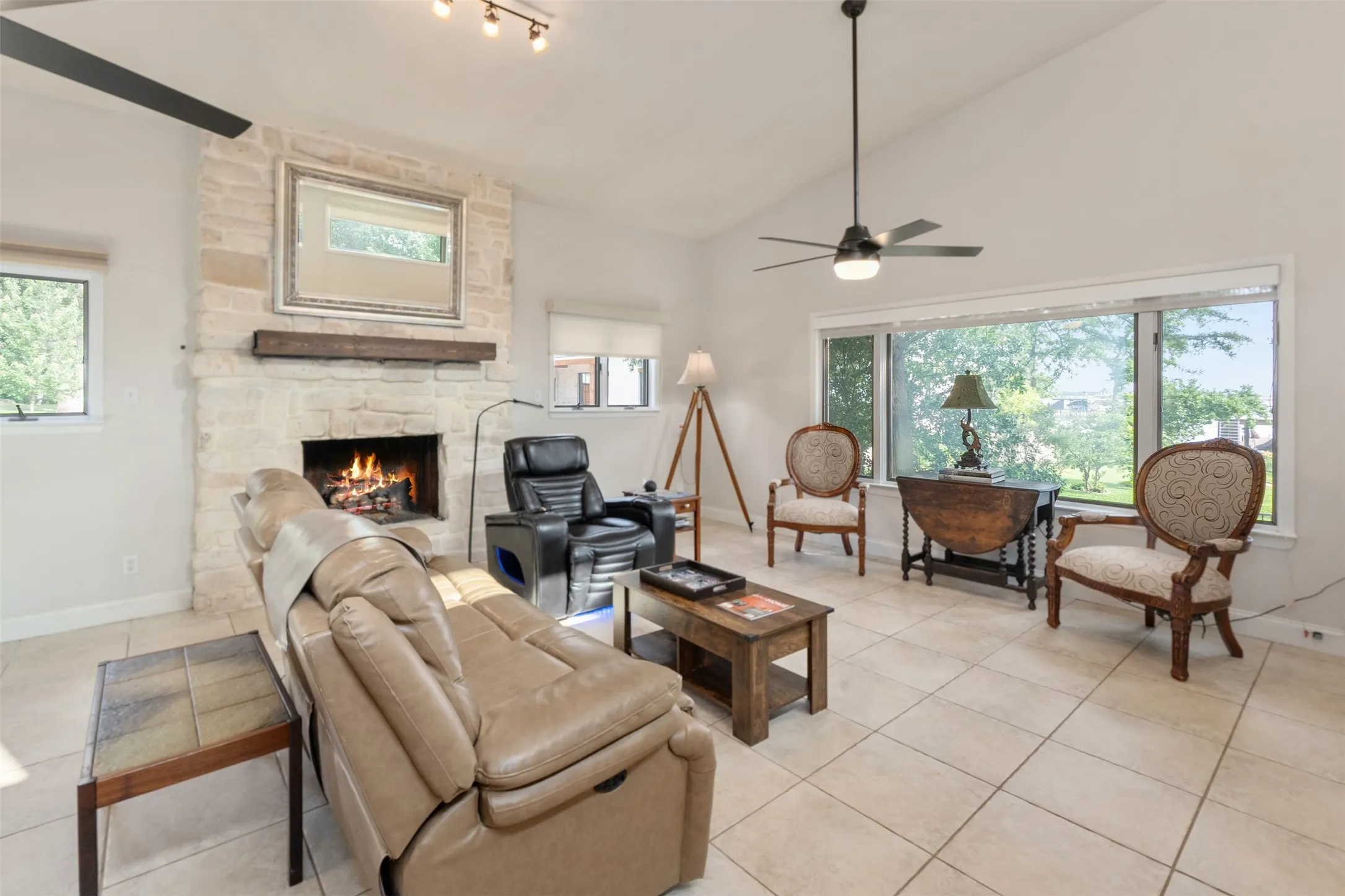 Single Family Residence For Sale in Henderson County , 205 Shoreline Drive, Star Harbor, Texas 75148, 4 Bedroom, 4 Bathroom, 2 Garage spaces, 3,066 Sqft, built in 1985, Preowned, mls#21250696, Real Estate Agent in Star Harbor, Homes For Sale in Henderson county, Homes For Sale in Star Harbor, Realtor in Star Harbor Texas, Real Estate Brokerage Independent Realty Texas, Luminita Cordes Realtor