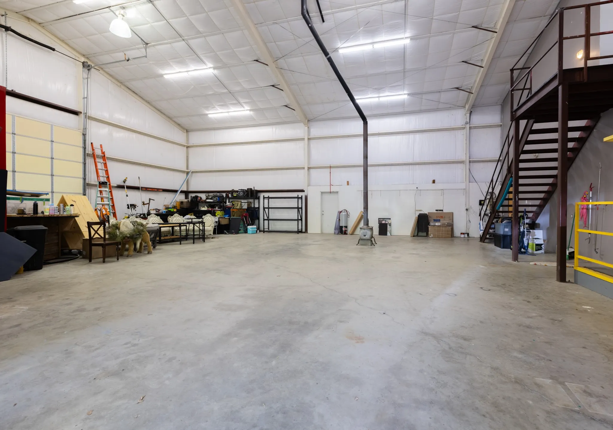 2500 sq ft Workshop - Garage.  2 garage doors.