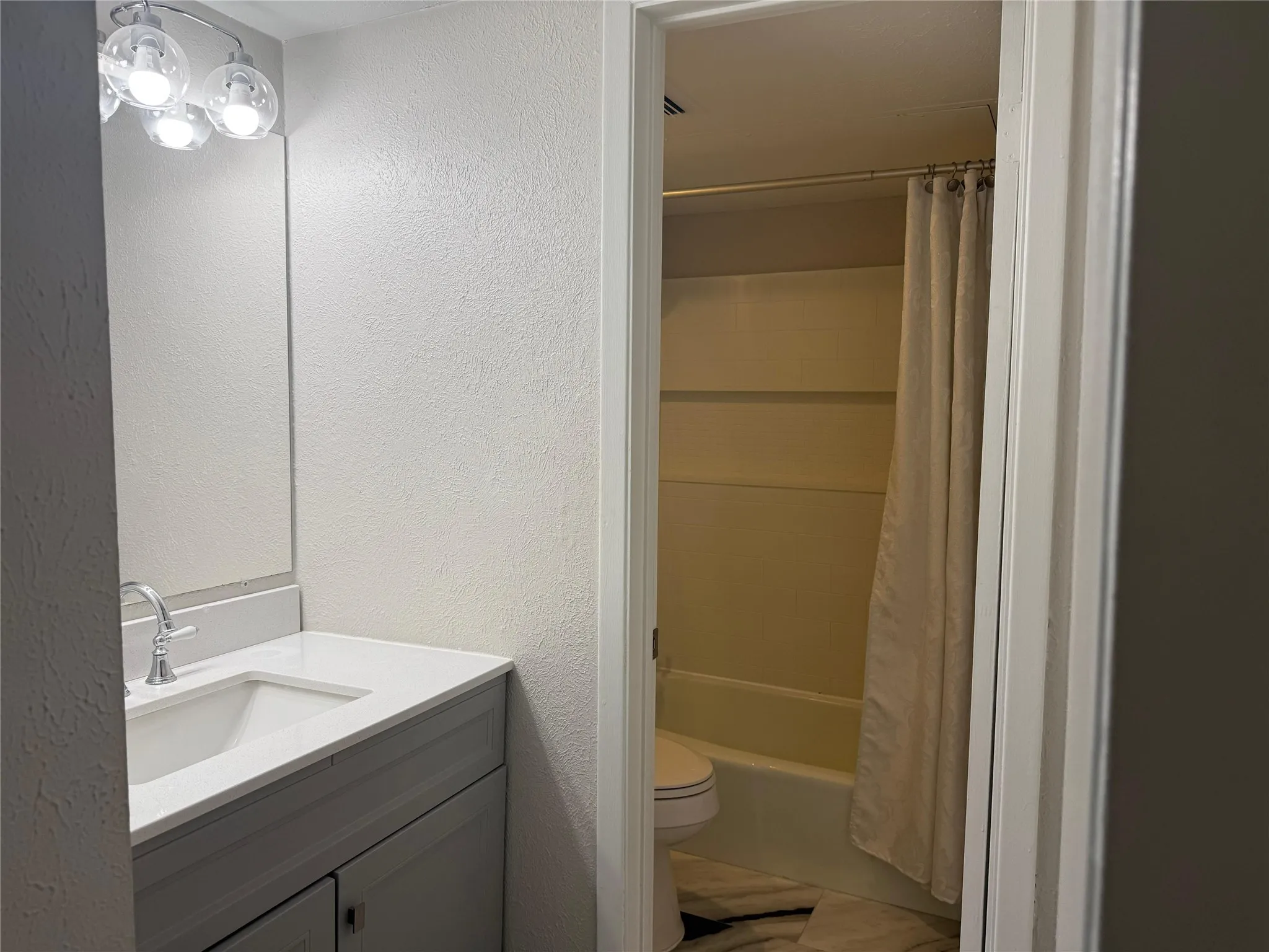 Condominium For Sale in Dallas County , 4565 N O Connor Road 1303, Irving, Texas 75062, 3 Bedroom, 3 Bathroom, 2 Garage spaces, 1,639 Sqft, built in 1975, mls#21248494, Real Estate Agent in Irving, Homes For Sale in Dallas county, Homes For Sale in Irving, Realtor in Irving Texas, Real Estate Brokerage Independent Realty Texas, Luminita Cordes Realtor