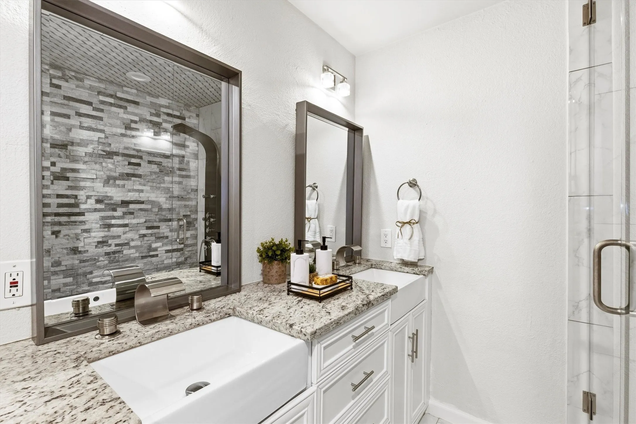 Townhouse For Sale in Dallas County , 543 Josephine Street, Dallas, Texas 75246, 2 Bedroom, 3 Bathroom, Garage spaces, 1,569 Sqft, built in 1985, mls#21249461, Real Estate Agent in Dallas, Homes For Sale in Dallas county, Homes For Sale in Dallas, Realtor in Dallas Texas, Real Estate Brokerage Independent Realty Texas, Luminita Cordes Realtor