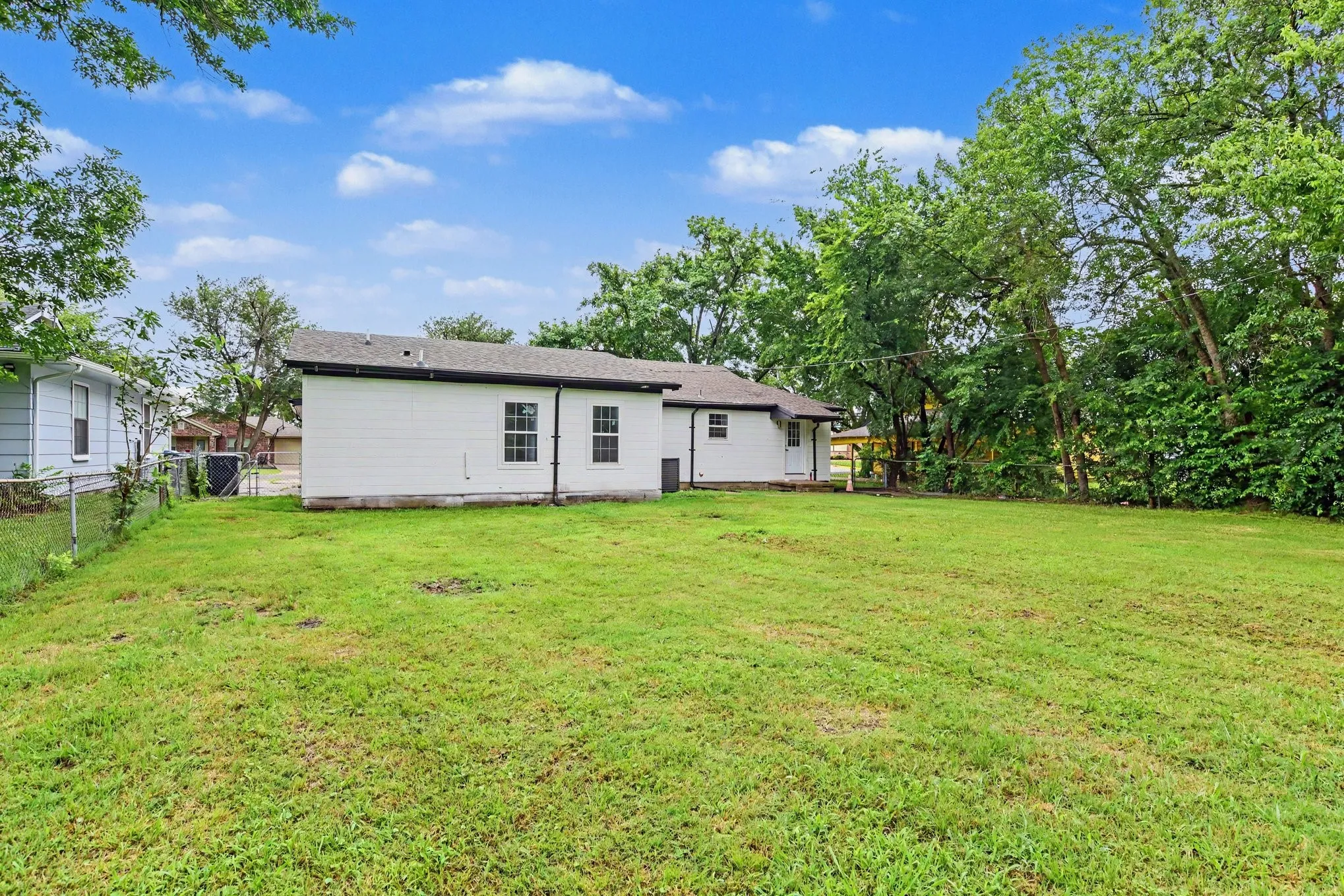 Single Family Residence For Sale in Hunt County , 2610 Hillcrest Avenue, Greenville, Texas 75402, 3 Bedroom, 2 Bathroom, 1 Garage spaces, 1,879 Sqft, built in 1955, Preowned, mls#21246575, Real Estate Agent in Greenville, Homes For Sale in Hunt county, Homes For Sale in Greenville, Realtor in Greenville Texas, Real Estate Brokerage Independent Realty Texas, Luminita Cordes Realtor