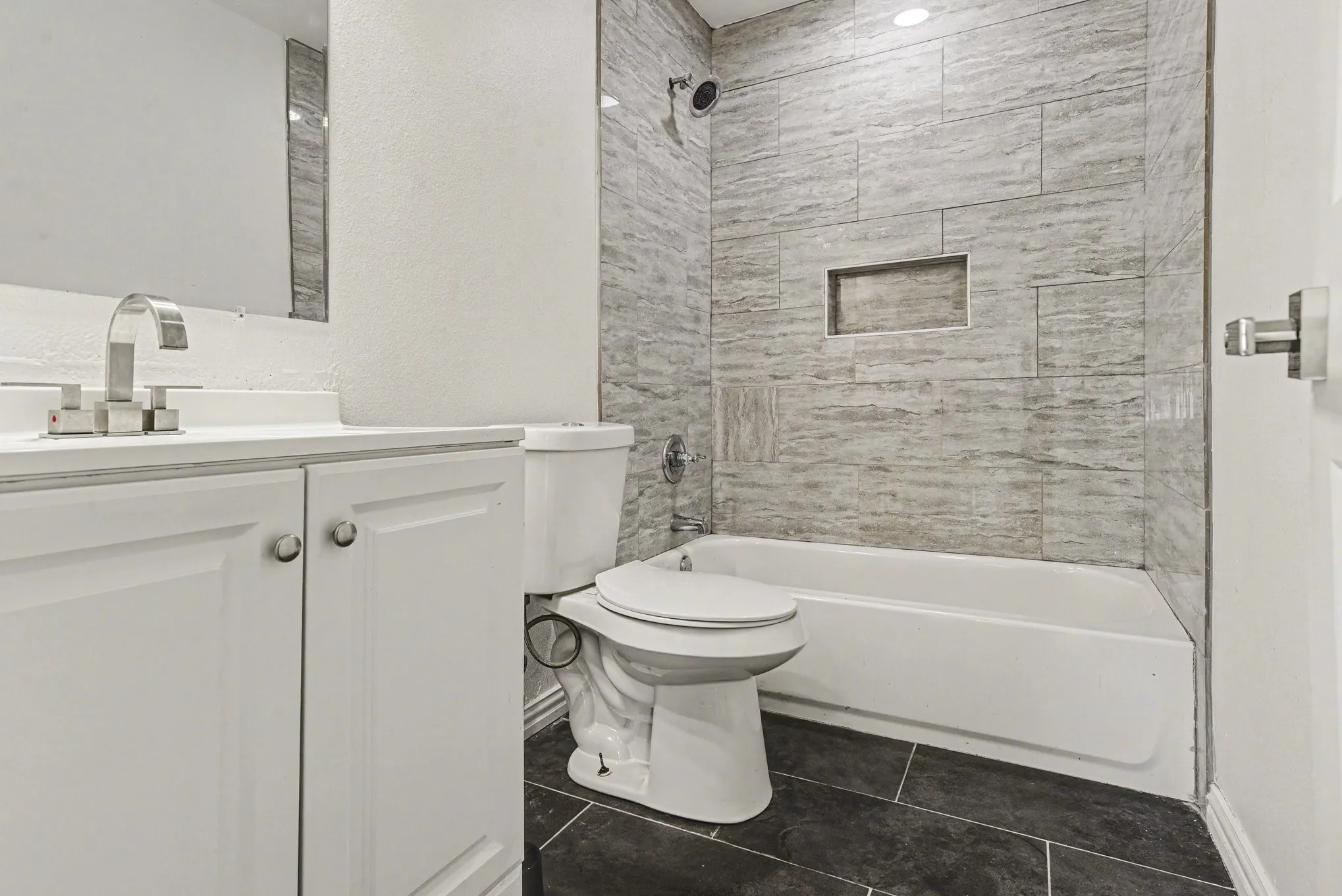 Single Family Residence For Sale in Hunt County , 2610 Hillcrest Avenue, Greenville, Texas 75402, 3 Bedroom, 2 Bathroom, 1 Garage spaces, 1,879 Sqft, built in 1955, Preowned, mls#21246575, Real Estate Agent in Greenville, Homes For Sale in Hunt county, Homes For Sale in Greenville, Realtor in Greenville Texas, Real Estate Brokerage Independent Realty Texas, Luminita Cordes Realtor
