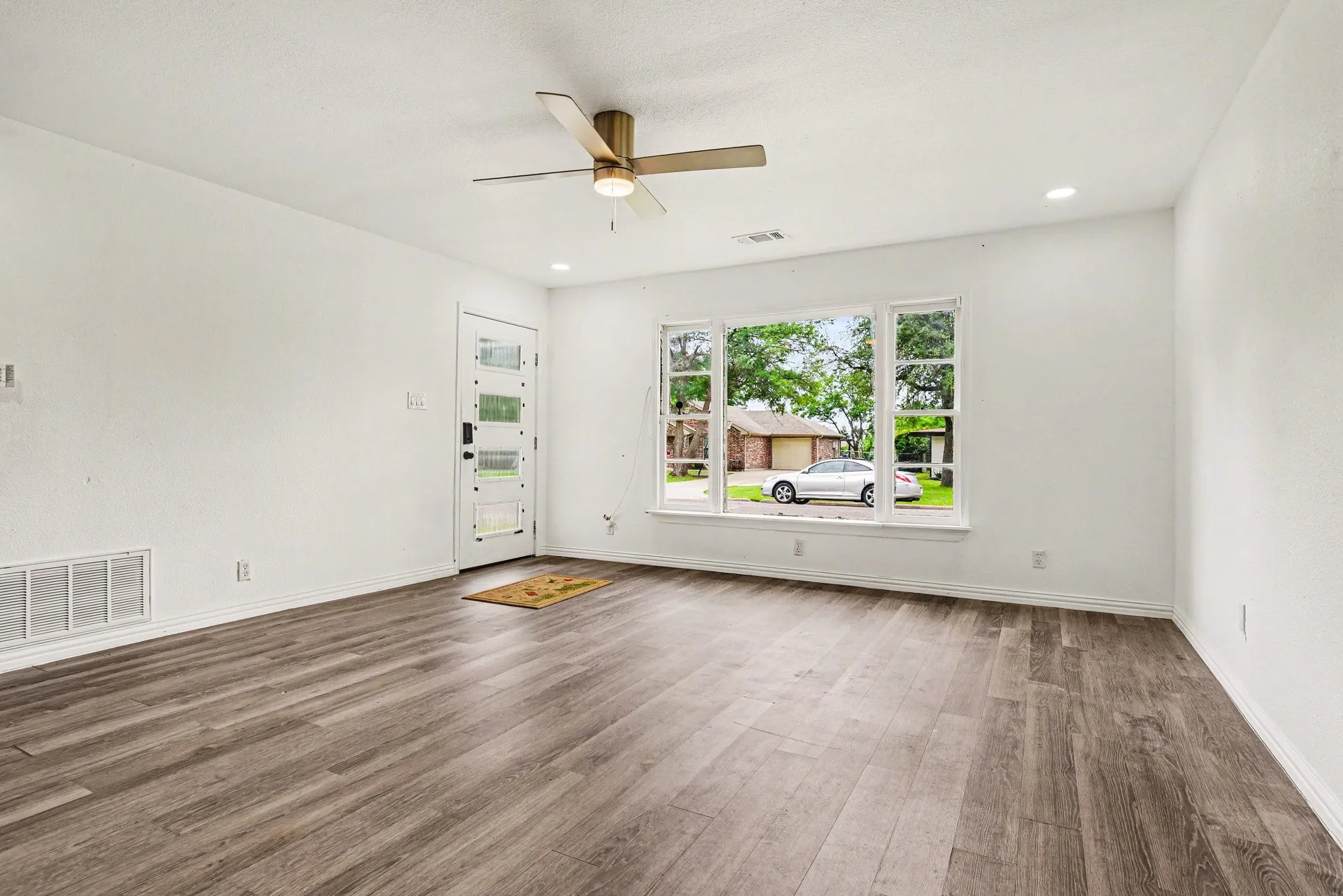 Single Family Residence For Sale in Hunt County , 2610 Hillcrest Avenue, Greenville, Texas 75402, 3 Bedroom, 2 Bathroom, 1 Garage spaces, 1,879 Sqft, built in 1955, Preowned, mls#21246575, Real Estate Agent in Greenville, Homes For Sale in Hunt county, Homes For Sale in Greenville, Realtor in Greenville Texas, Real Estate Brokerage Independent Realty Texas, Luminita Cordes Realtor