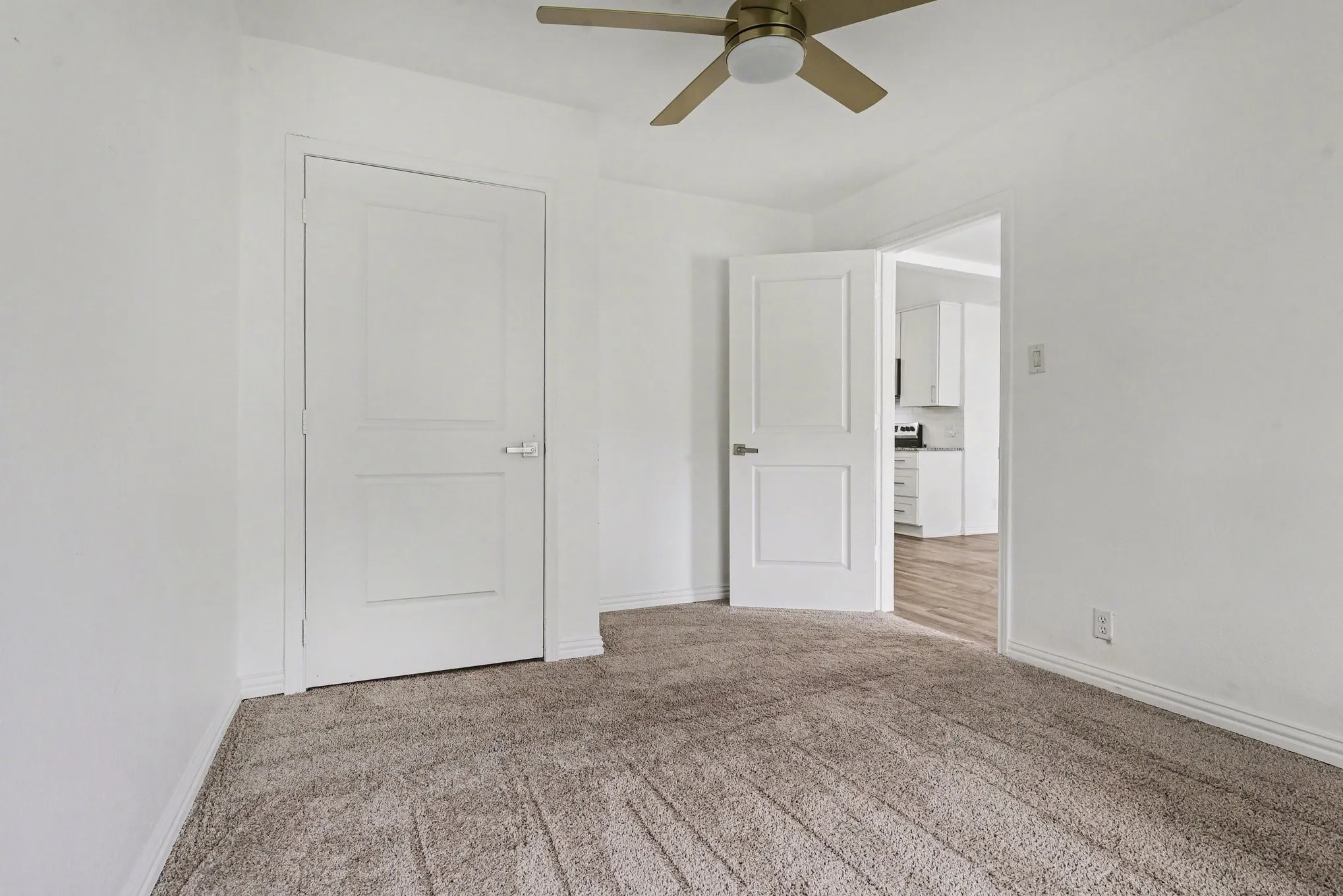 Single Family Residence For Sale in Hunt County , 2610 Hillcrest Avenue, Greenville, Texas 75402, 3 Bedroom, 2 Bathroom, 1 Garage spaces, 1,879 Sqft, built in 1955, Preowned, mls#21246575, Real Estate Agent in Greenville, Homes For Sale in Hunt county, Homes For Sale in Greenville, Realtor in Greenville Texas, Real Estate Brokerage Independent Realty Texas, Luminita Cordes Realtor