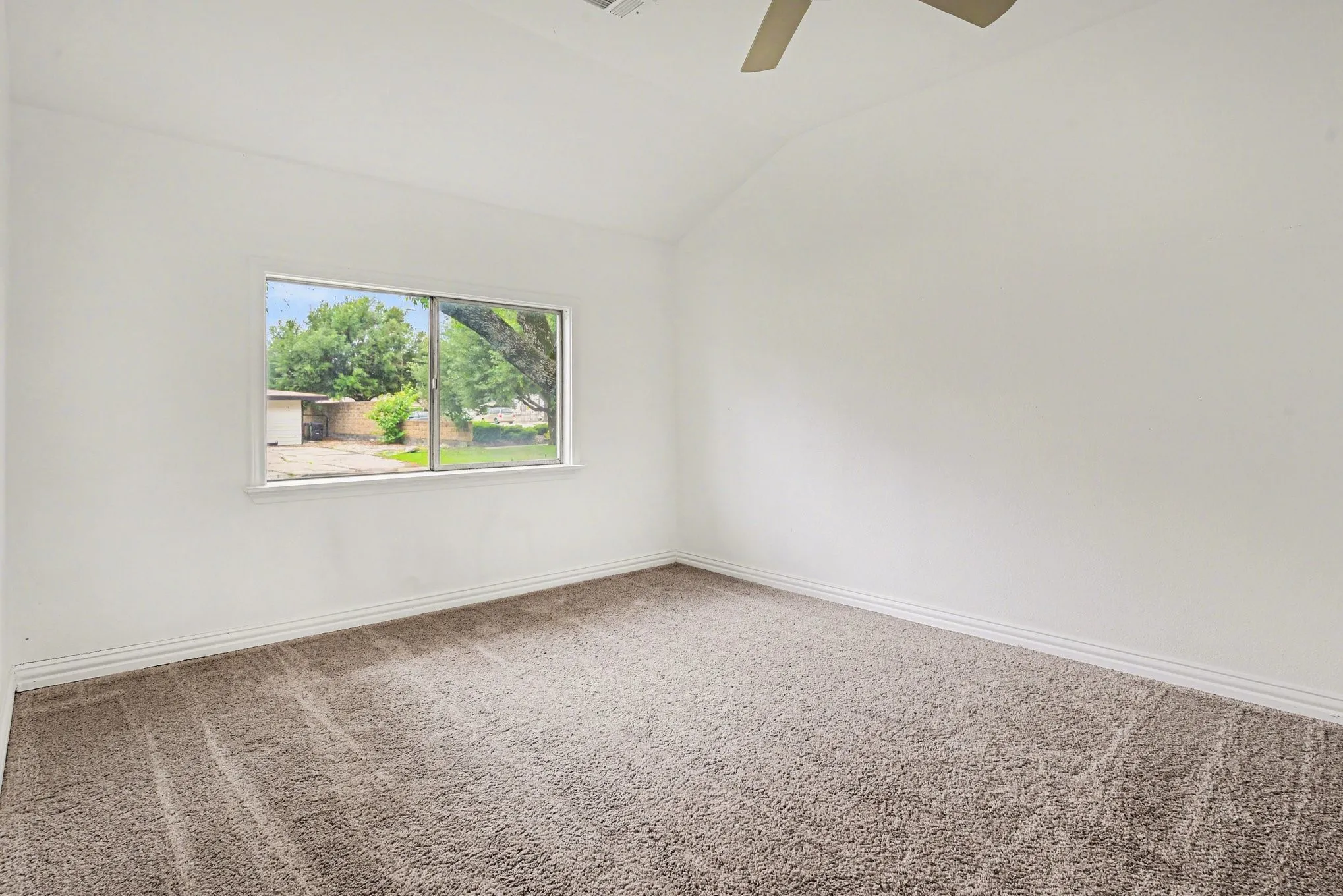 Single Family Residence For Sale in Hunt County , 2610 Hillcrest Avenue, Greenville, Texas 75402, 3 Bedroom, 2 Bathroom, 1 Garage spaces, 1,879 Sqft, built in 1955, Preowned, mls#21246575, Real Estate Agent in Greenville, Homes For Sale in Hunt county, Homes For Sale in Greenville, Realtor in Greenville Texas, Real Estate Brokerage Independent Realty Texas, Luminita Cordes Realtor