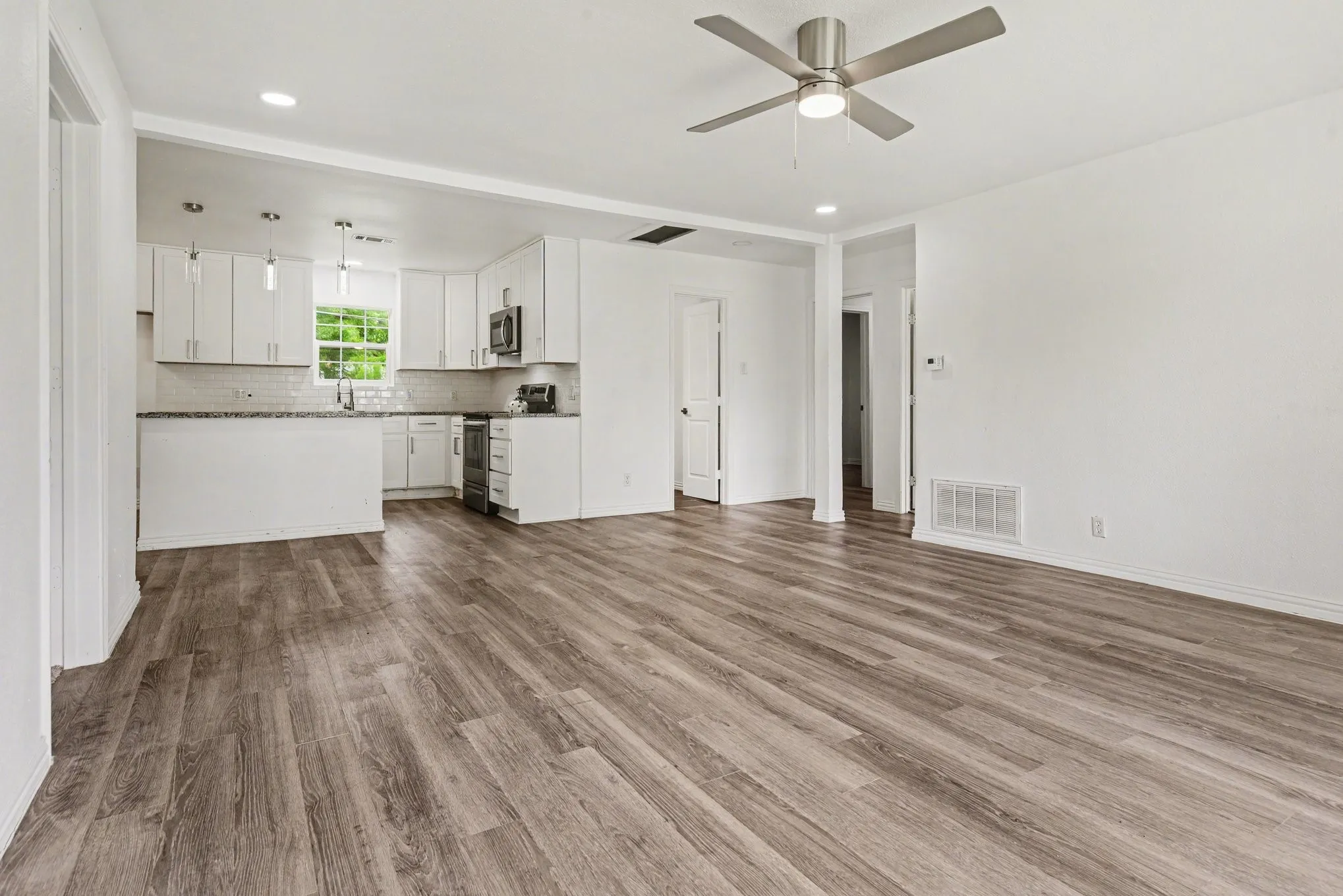 Single Family Residence For Sale in Hunt County , 2610 Hillcrest Avenue, Greenville, Texas 75402, 3 Bedroom, 2 Bathroom, 1 Garage spaces, 1,879 Sqft, built in 1955, Preowned, mls#21246575, Real Estate Agent in Greenville, Homes For Sale in Hunt county, Homes For Sale in Greenville, Realtor in Greenville Texas, Real Estate Brokerage Independent Realty Texas, Luminita Cordes Realtor