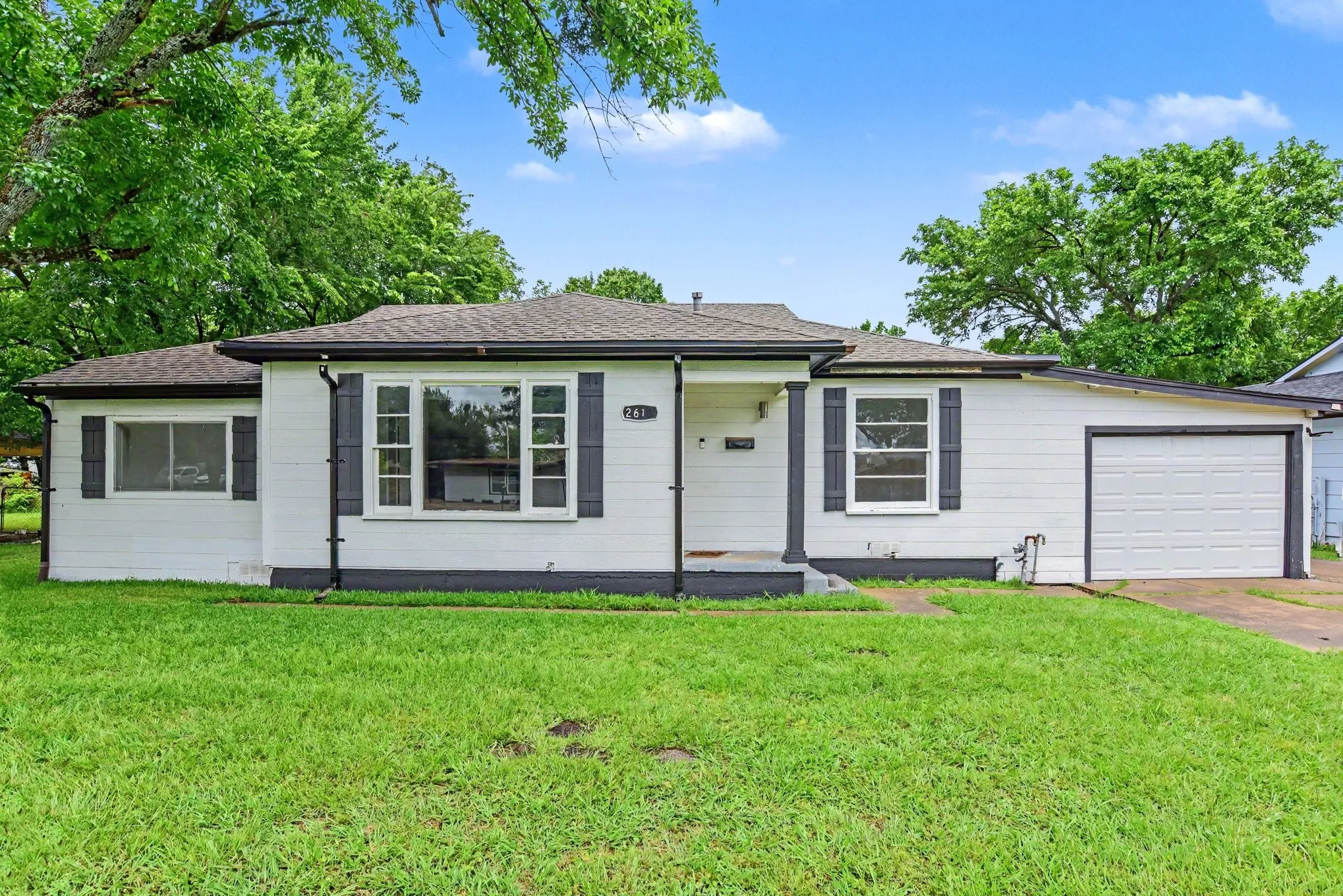 Single Family Residence For Sale in Hunt County , 2610 Hillcrest Avenue, Greenville, Texas 75402, 3 Bedroom, 2 Bathroom, 1 Garage spaces, 1,879 Sqft, built in 1955, Preowned, mls#21246575, Real Estate Agent in Greenville, Homes For Sale in Hunt county, Homes For Sale in Greenville, Realtor in Greenville Texas, Real Estate Brokerage Independent Realty Texas, Luminita Cordes Realtor