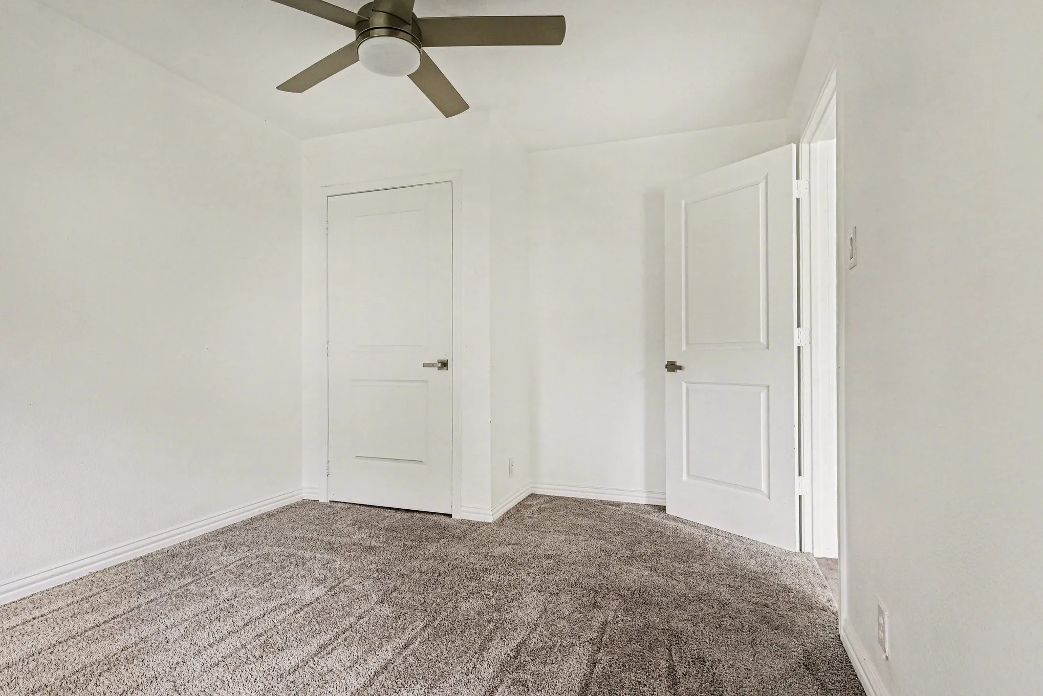 Single Family Residence For Sale in Hunt County , 2610 Hillcrest Avenue, Greenville, Texas 75402, 3 Bedroom, 2 Bathroom, 1 Garage spaces, 1,879 Sqft, built in 1955, Preowned, mls#21246575, Real Estate Agent in Greenville, Homes For Sale in Hunt county, Homes For Sale in Greenville, Realtor in Greenville Texas, Real Estate Brokerage Independent Realty Texas, Luminita Cordes Realtor