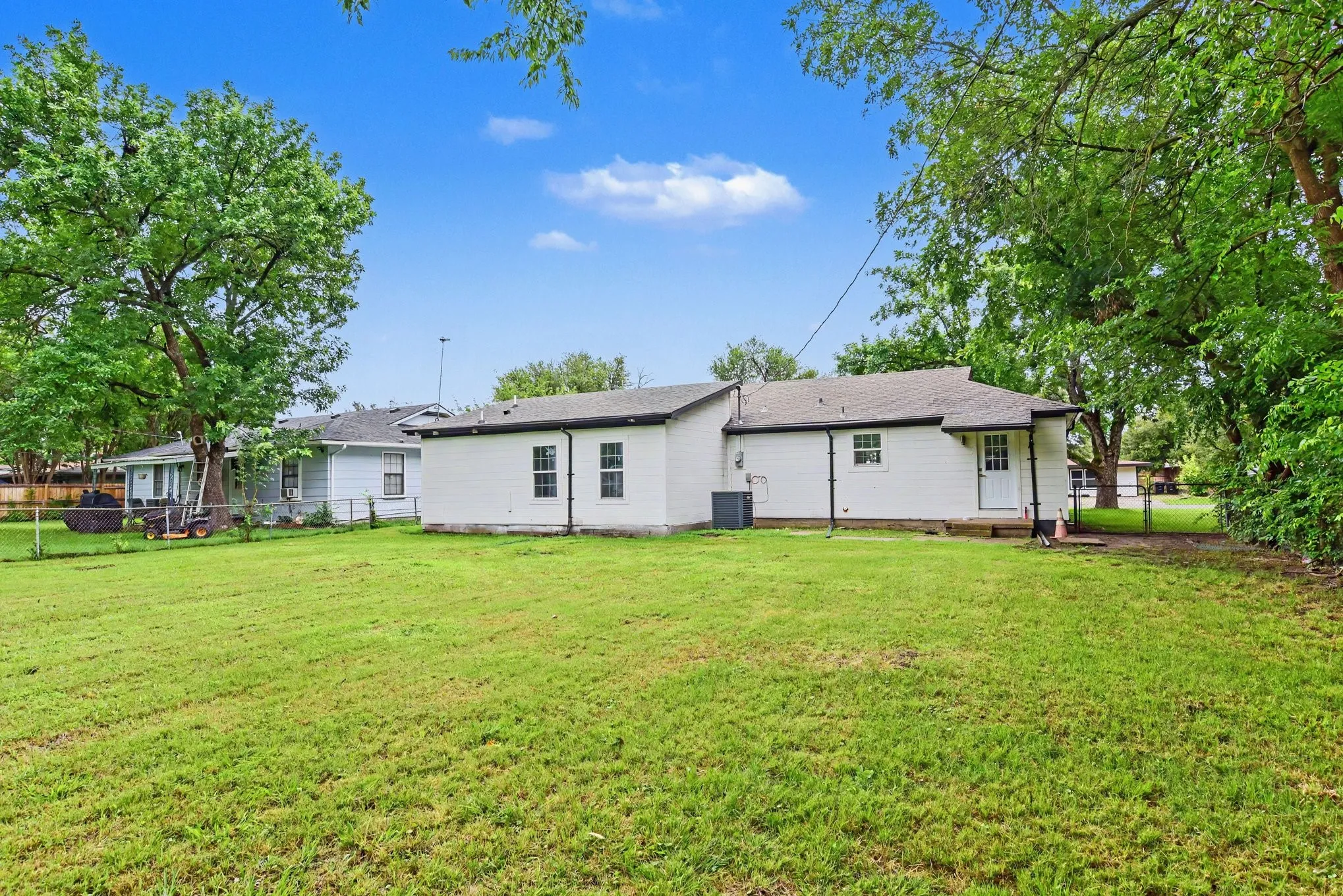 Single Family Residence For Sale in Hunt County , 2610 Hillcrest Avenue, Greenville, Texas 75402, 3 Bedroom, 2 Bathroom, 1 Garage spaces, 1,879 Sqft, built in 1955, Preowned, mls#21246575, Real Estate Agent in Greenville, Homes For Sale in Hunt county, Homes For Sale in Greenville, Realtor in Greenville Texas, Real Estate Brokerage Independent Realty Texas, Luminita Cordes Realtor