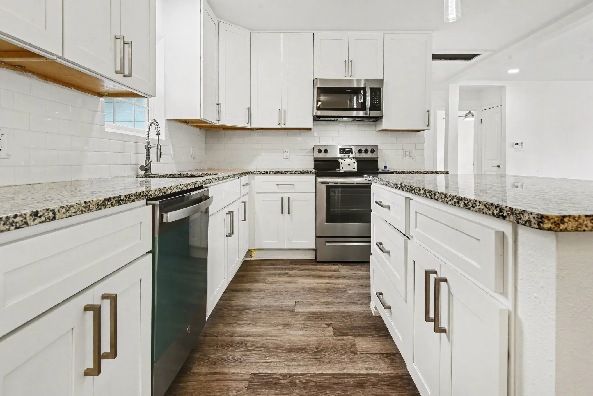 Single Family Residence For Sale in Hunt County , 2610 Hillcrest Avenue, Greenville, Texas 75402, 3 Bedroom, 2 Bathroom, 1 Garage spaces, 1,879 Sqft, built in 1955, Preowned, mls#21246575, Real Estate Agent in Greenville, Homes For Sale in Hunt county, Homes For Sale in Greenville, Realtor in Greenville Texas, Real Estate Brokerage Independent Realty Texas, Luminita Cordes Realtor