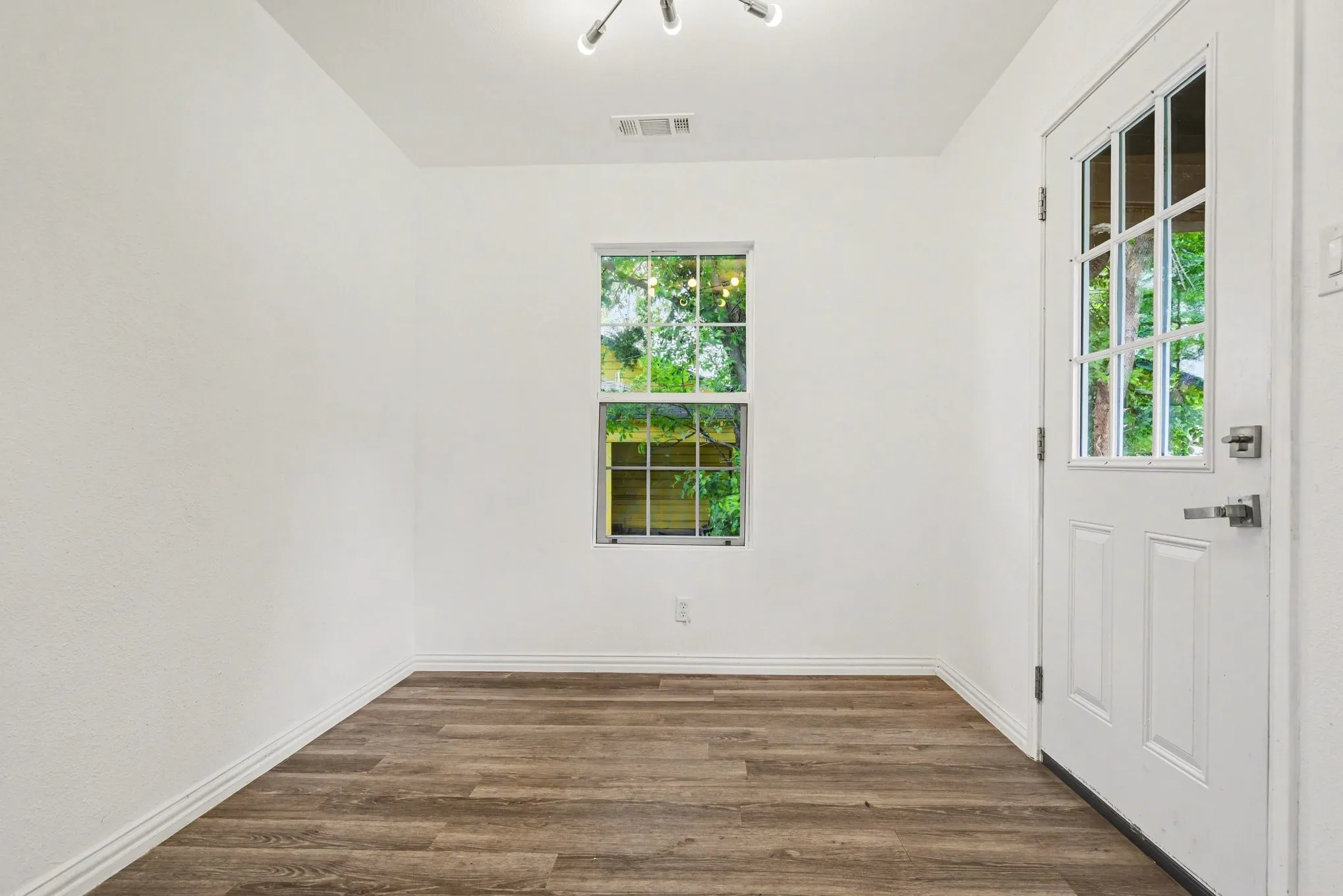 Single Family Residence For Sale in Hunt County , 2610 Hillcrest Avenue, Greenville, Texas 75402, 3 Bedroom, 2 Bathroom, 1 Garage spaces, 1,879 Sqft, built in 1955, Preowned, mls#21246575, Real Estate Agent in Greenville, Homes For Sale in Hunt county, Homes For Sale in Greenville, Realtor in Greenville Texas, Real Estate Brokerage Independent Realty Texas, Luminita Cordes Realtor