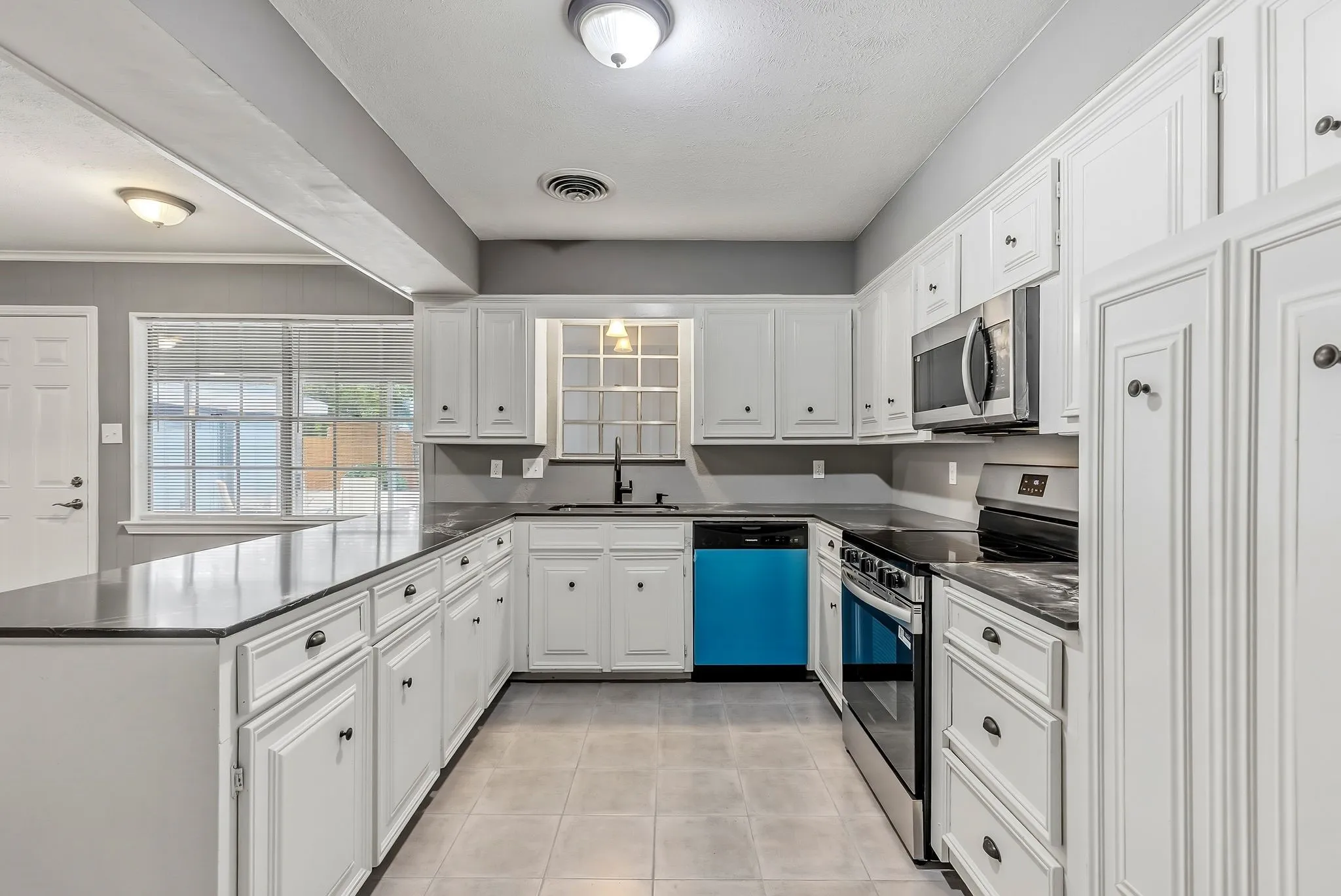 KITCHEN WITH LOTS OF STORAGE
