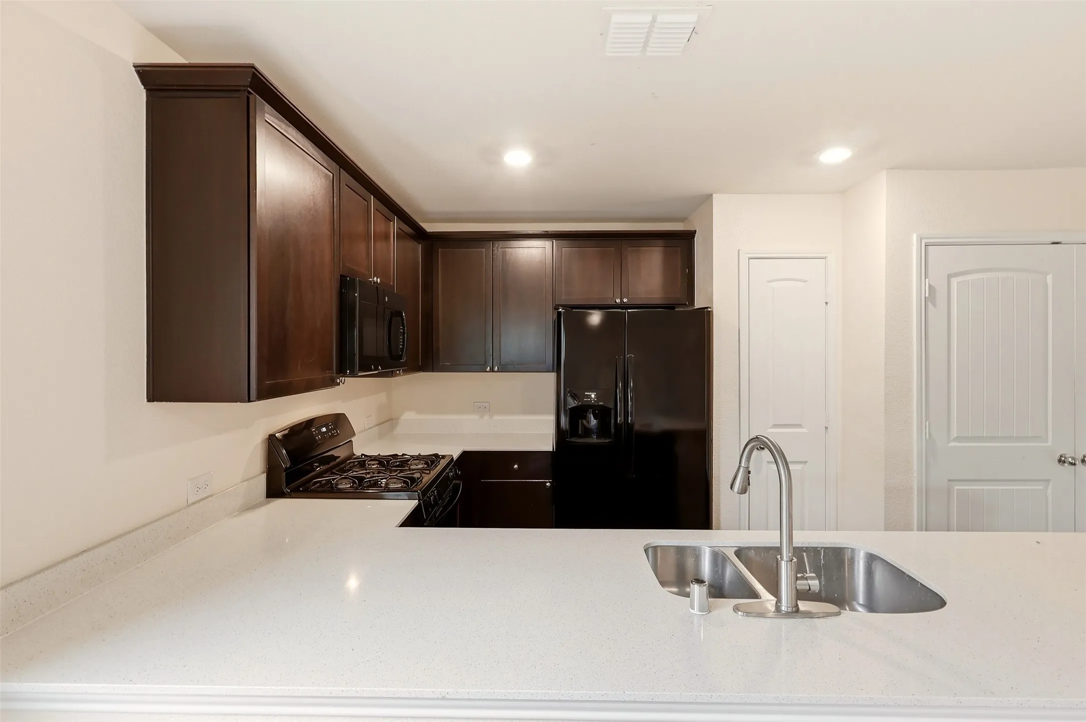 Single Family Residence For Sale in Kaufman County , 2804 Highgarden Trail, Crandall, Texas 75114, 3 Bedroom, 2 Bathroom, 2 Garage spaces, 1,320 Sqft, built in 2020, mls#21250764, Real Estate Agent in Crandall, Homes For Sale in Kaufman county, Homes For Sale in Crandall, Realtor in Crandall Texas, Real Estate Brokerage Independent Realty Texas, Luminita Cordes Realtor