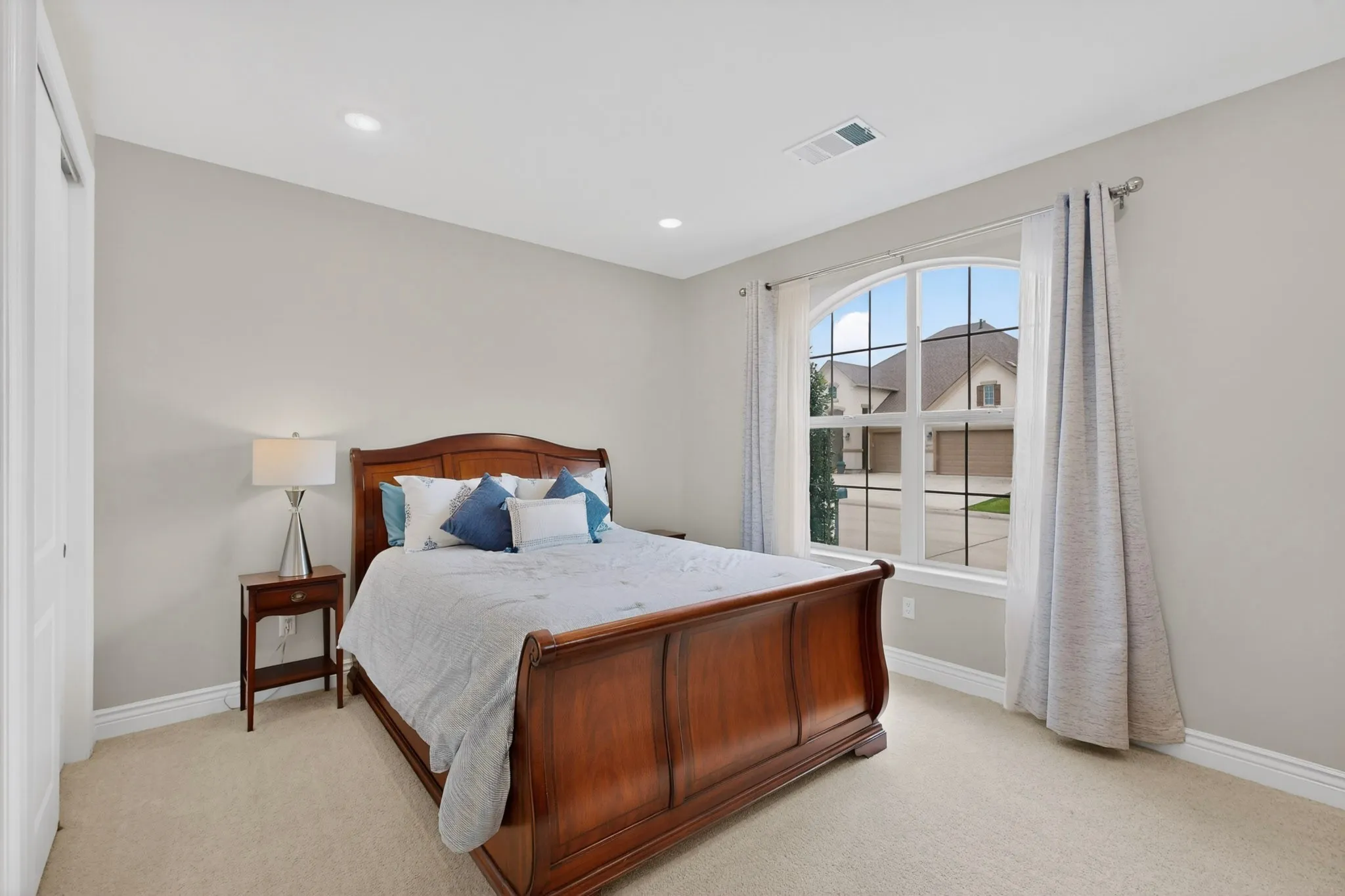Single Family Residence For Sale in Denton County , 8008 American Way, Denton, Texas 76207, 3 Bedroom, 4 Bathroom, 3 Garage spaces, 3,269 Sqft, built in 2020, Preowned, mls#21249357, Real Estate Agent in Denton, Homes For Sale in Denton county, Homes For Sale in Denton, Realtor in Denton Texas, Real Estate Brokerage Independent Realty Texas, Luminita Cordes Realtor