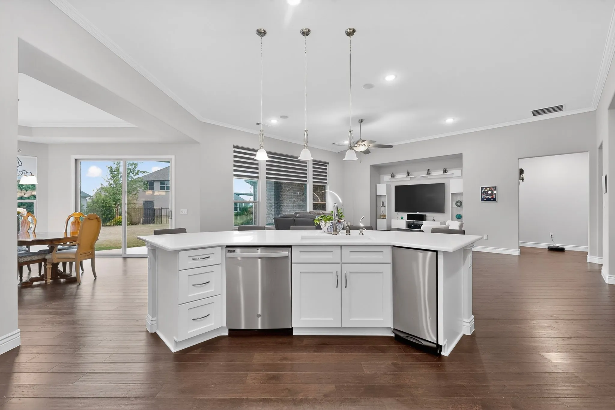 Single Family Residence For Sale in Denton County , 8008 American Way, Denton, Texas 76207, 3 Bedroom, 4 Bathroom, 3 Garage spaces, 3,269 Sqft, built in 2020, Preowned, mls#21249357, Real Estate Agent in Denton, Homes For Sale in Denton county, Homes For Sale in Denton, Realtor in Denton Texas, Real Estate Brokerage Independent Realty Texas, Luminita Cordes Realtor