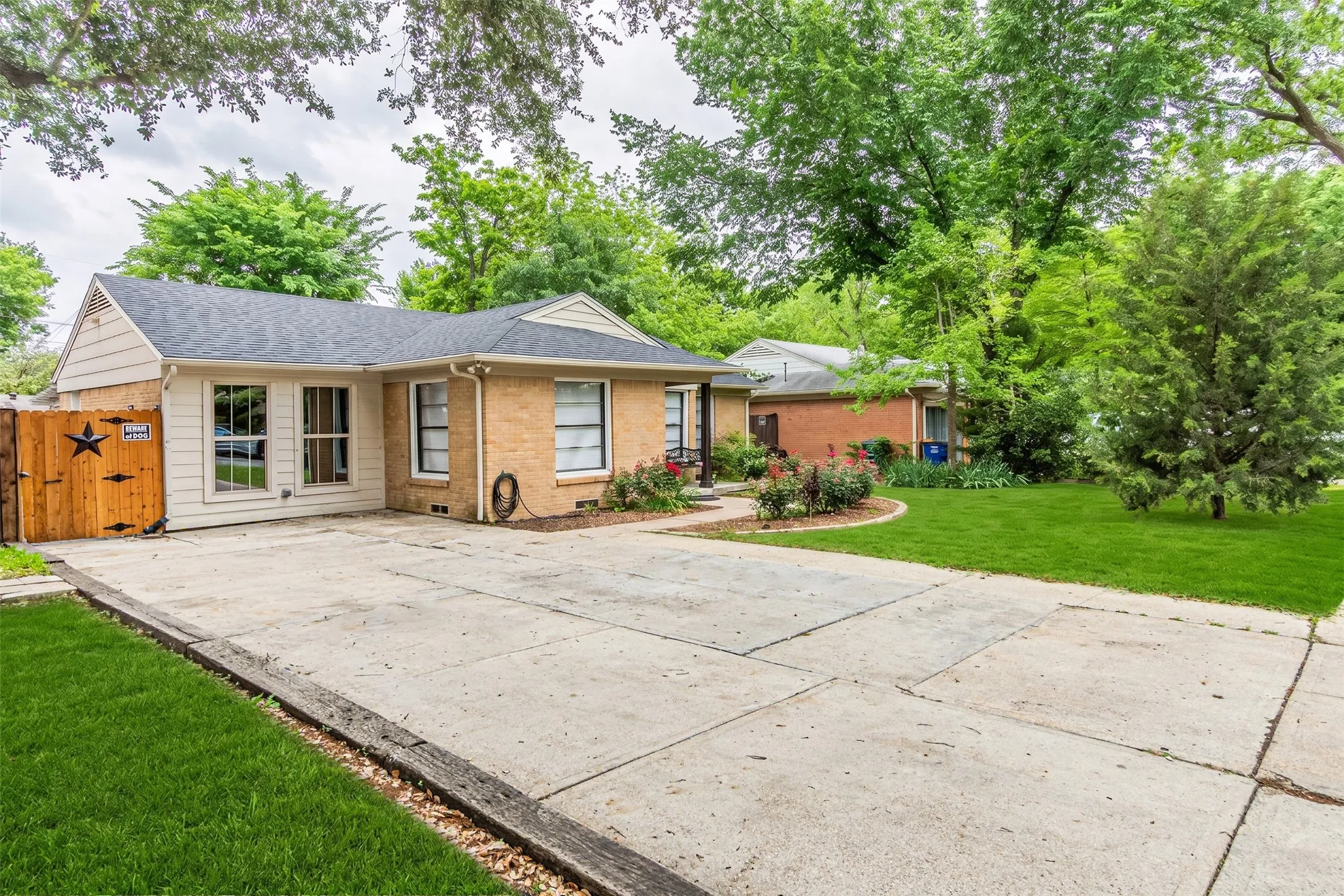 Single Family Residence For Sale in Dallas County , 11206 Tascosa Street, Dallas, Texas 75228, 3 Bedrooms, 2 Bathrooms, Garage spaces, 1,365 Sqft, built in 1952, Price $279,500, mls#21247460, Real Estate Agent in Dallas, Homes For Sale in Dallas county, Homes For Sale in Dallas, Realtor in Dallas Texas, Real Estate Brokerage Independent Realty Texas, Luminita Cordes Realtor