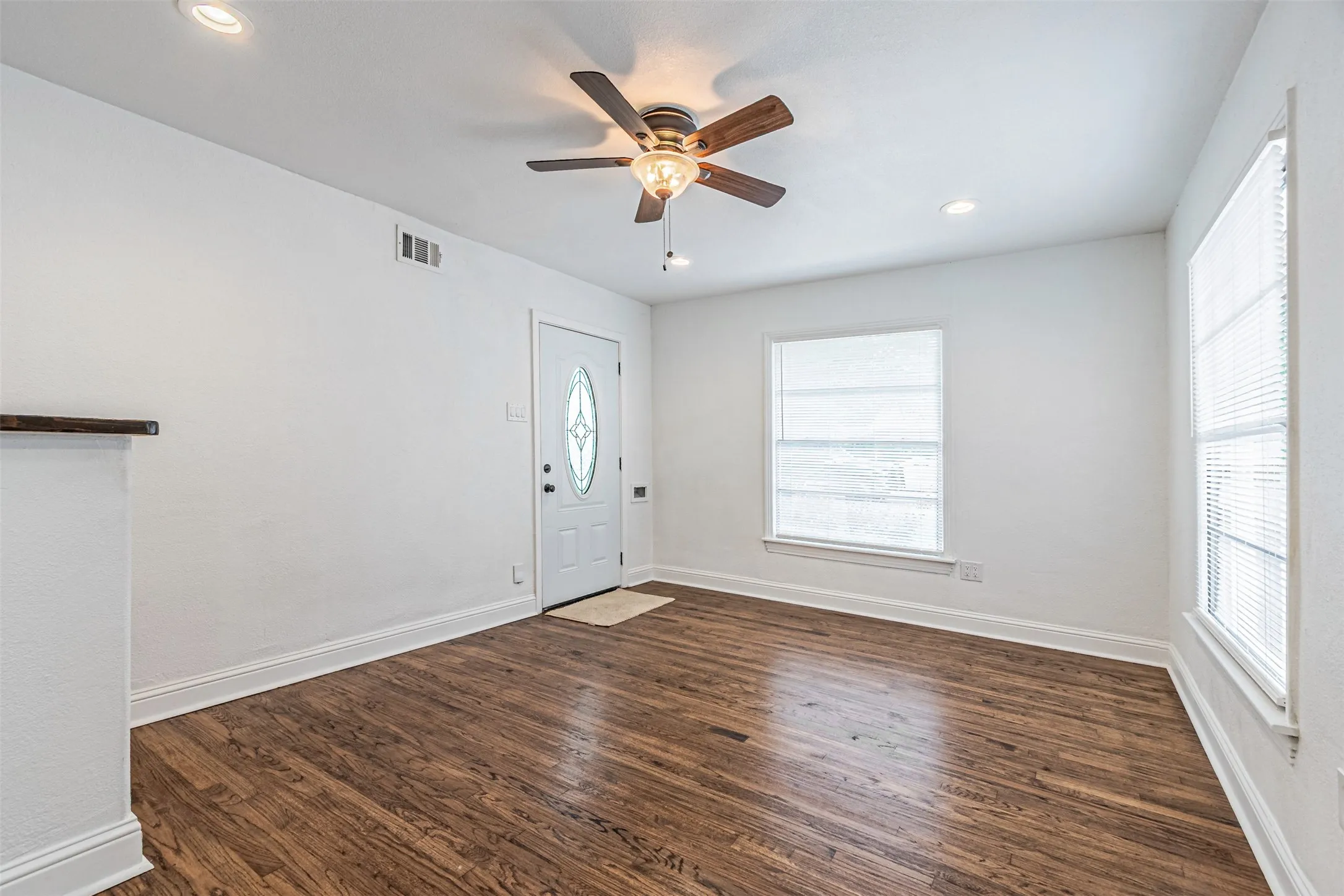 Single Family Residence For Sale in Dallas County , 11206 Tascosa Street, Dallas, Texas 75228, 3 Bedrooms, 2 Bathrooms, Garage spaces, 1,365 Sqft, built in 1952, Price $279,500, mls#21247460, Real Estate Agent in Dallas, Homes For Sale in Dallas county, Homes For Sale in Dallas, Realtor in Dallas Texas, Real Estate Brokerage Independent Realty Texas, Luminita Cordes Realtor
