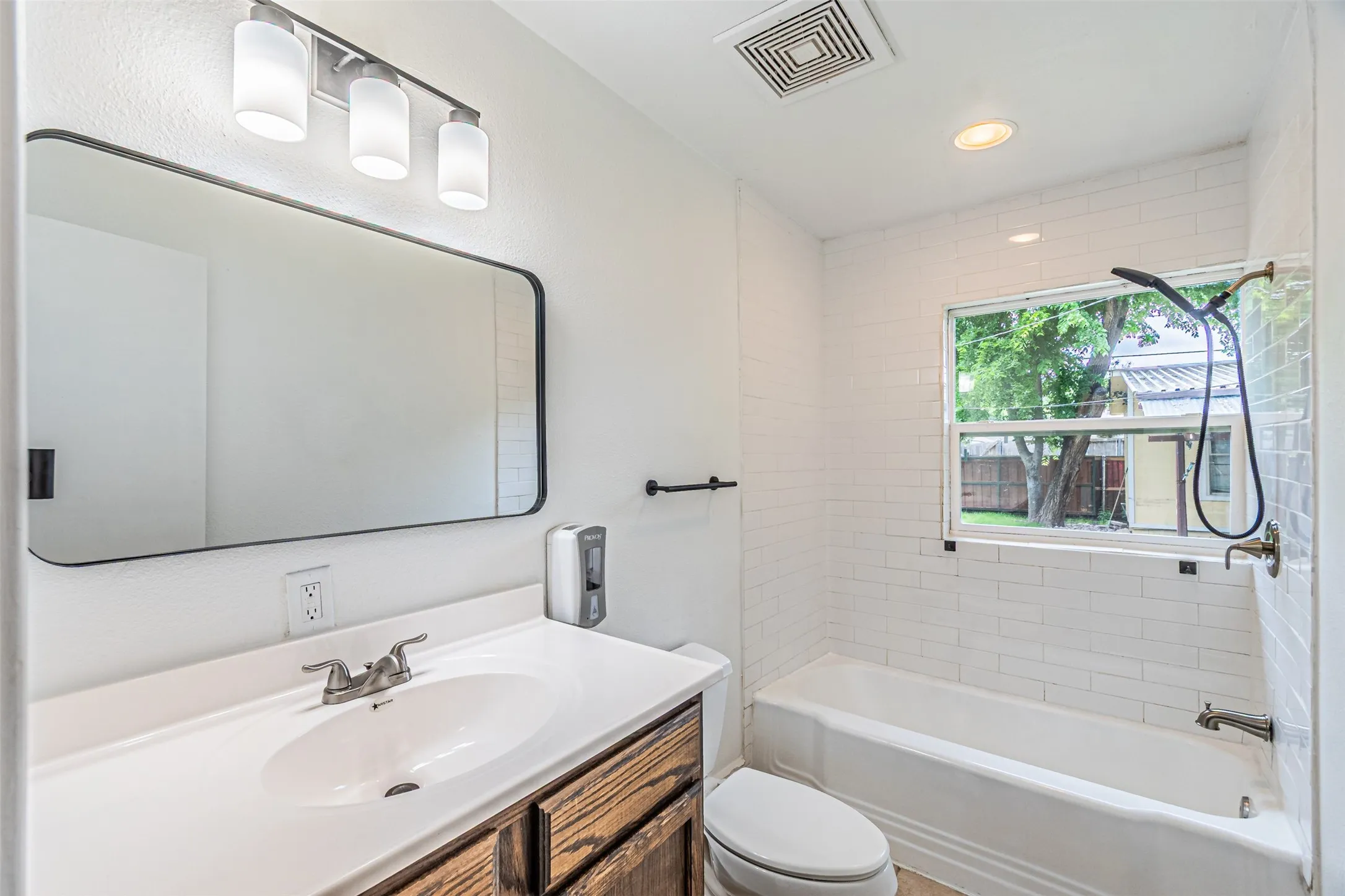 Single Family Residence For Sale in Dallas County , 11206 Tascosa Street, Dallas, Texas 75228, 3 Bedrooms, 2 Bathrooms, Garage spaces, 1,365 Sqft, built in 1952, Price $279,500, mls#21247460, Real Estate Agent in Dallas, Homes For Sale in Dallas county, Homes For Sale in Dallas, Realtor in Dallas Texas, Real Estate Brokerage Independent Realty Texas, Luminita Cordes Realtor