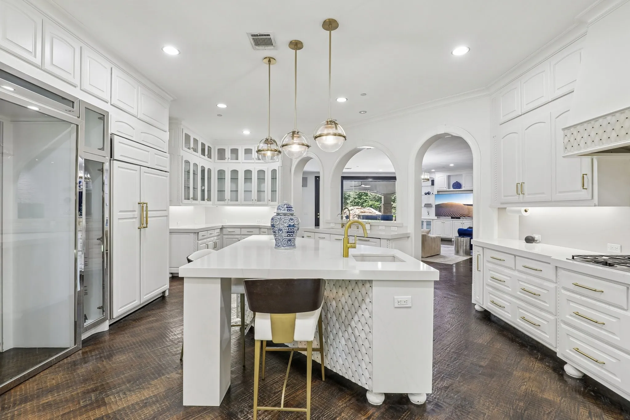 Kitchen with Breakfast Bar