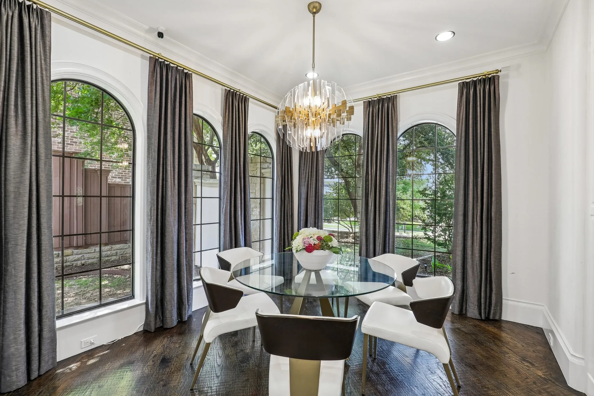 Bright and Open Breakfast Nook