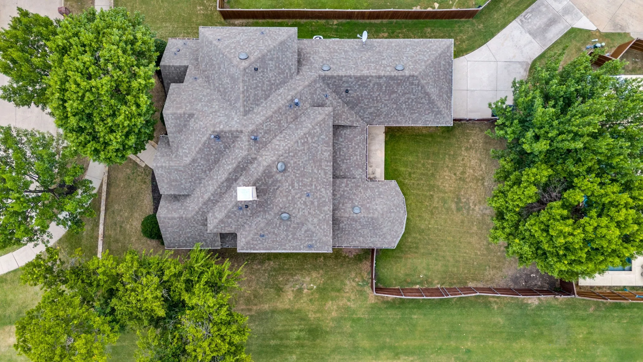 Single Family Residence For Sale in Collin County , 13696 Thornton Drive, Frisco, Texas 75035, 4 Bedroom, 4 Bathroom, 3 Garage spaces, 3,800 Sqft, built in 2011, Preowned, mls#21240692, Real Estate Agent in Frisco, Homes For Sale in Collin county, Homes For Sale in Frisco, Realtor in Frisco Texas, Real Estate Brokerage Independent Realty Texas, Luminita Cordes Realtor