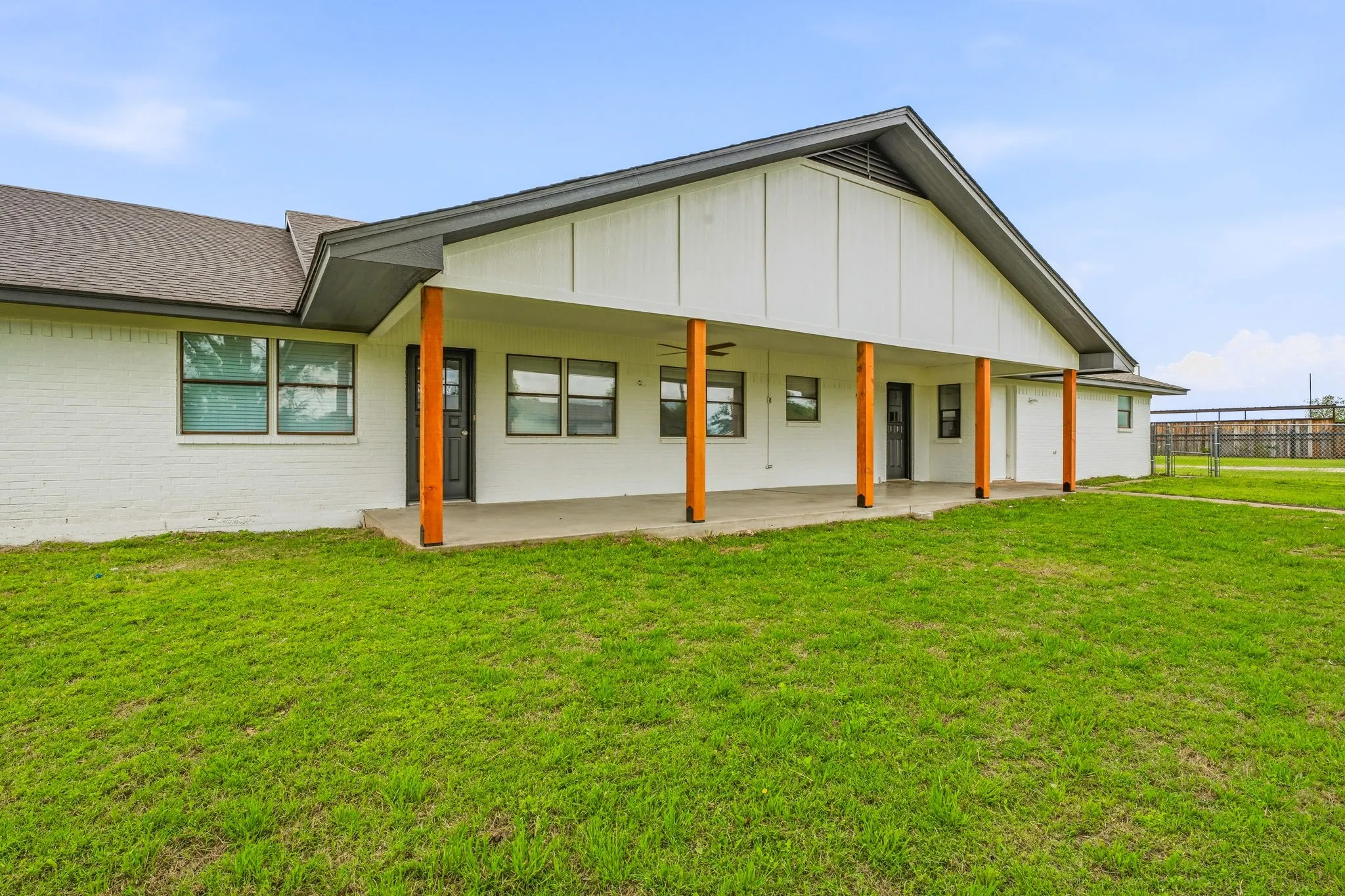 Single Family Residence For Sale in Erath County , 621 County Road 484, Stephenville, Texas 76401, 4 Bedroom, 3 Bathroom, 2 Garage spaces, 2,616 Sqft, built in 1979, Preowned, mls#21250844, Real Estate Agent in Stephenville, Homes For Sale in Erath county, Homes For Sale in Stephenville, Realtor in Stephenville Texas, Real Estate Brokerage Independent Realty Texas, Luminita Cordes Realtor