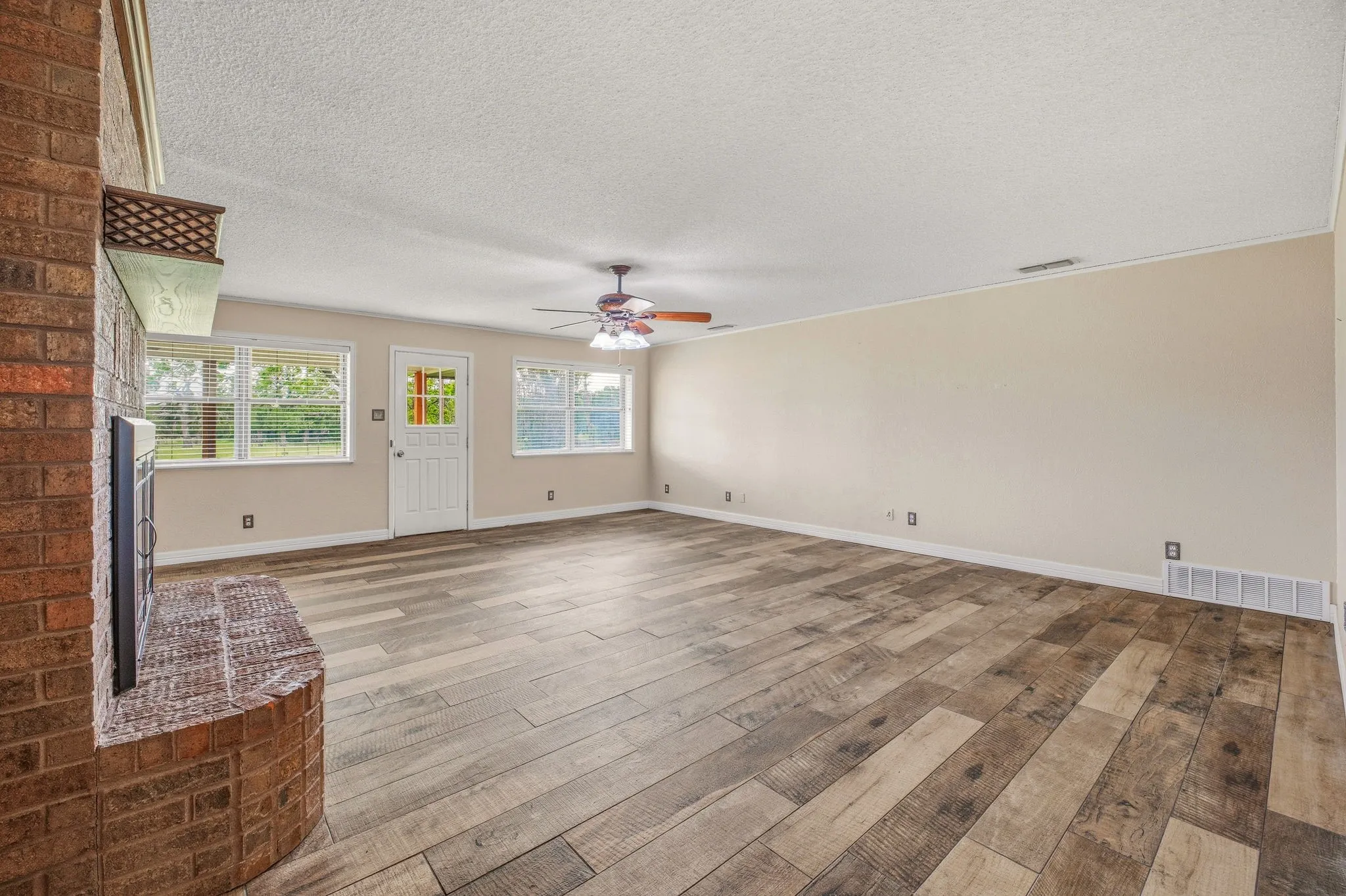 Single Family Residence For Sale in Erath County , 621 County Road 484, Stephenville, Texas 76401, 4 Bedroom, 3 Bathroom, 2 Garage spaces, 2,616 Sqft, built in 1979, Preowned, mls#21250844, Real Estate Agent in Stephenville, Homes For Sale in Erath county, Homes For Sale in Stephenville, Realtor in Stephenville Texas, Real Estate Brokerage Independent Realty Texas, Luminita Cordes Realtor