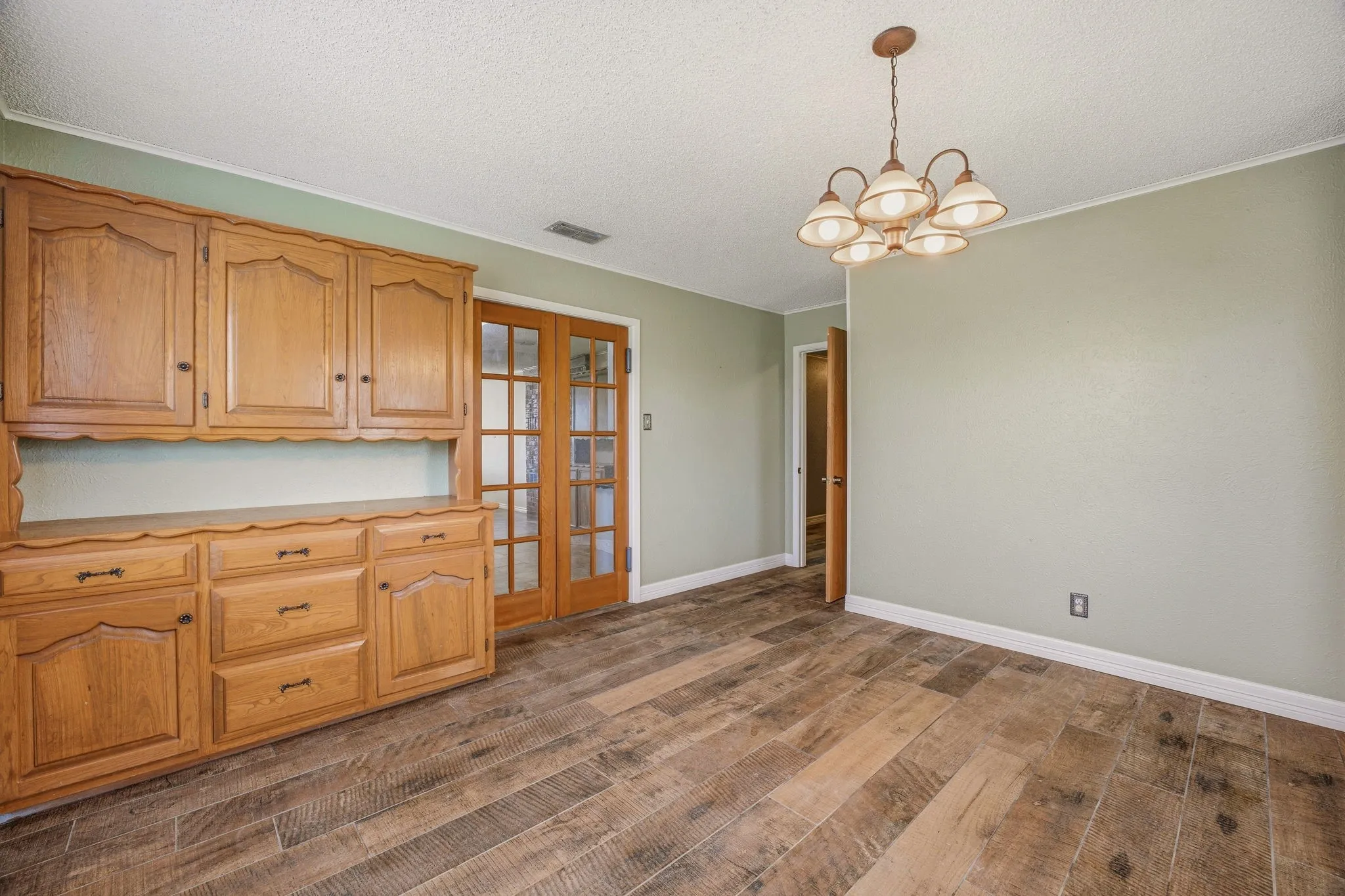 Single Family Residence For Sale in Erath County , 621 County Road 484, Stephenville, Texas 76401, 4 Bedroom, 3 Bathroom, 2 Garage spaces, 2,616 Sqft, built in 1979, Preowned, mls#21250844, Real Estate Agent in Stephenville, Homes For Sale in Erath county, Homes For Sale in Stephenville, Realtor in Stephenville Texas, Real Estate Brokerage Independent Realty Texas, Luminita Cordes Realtor