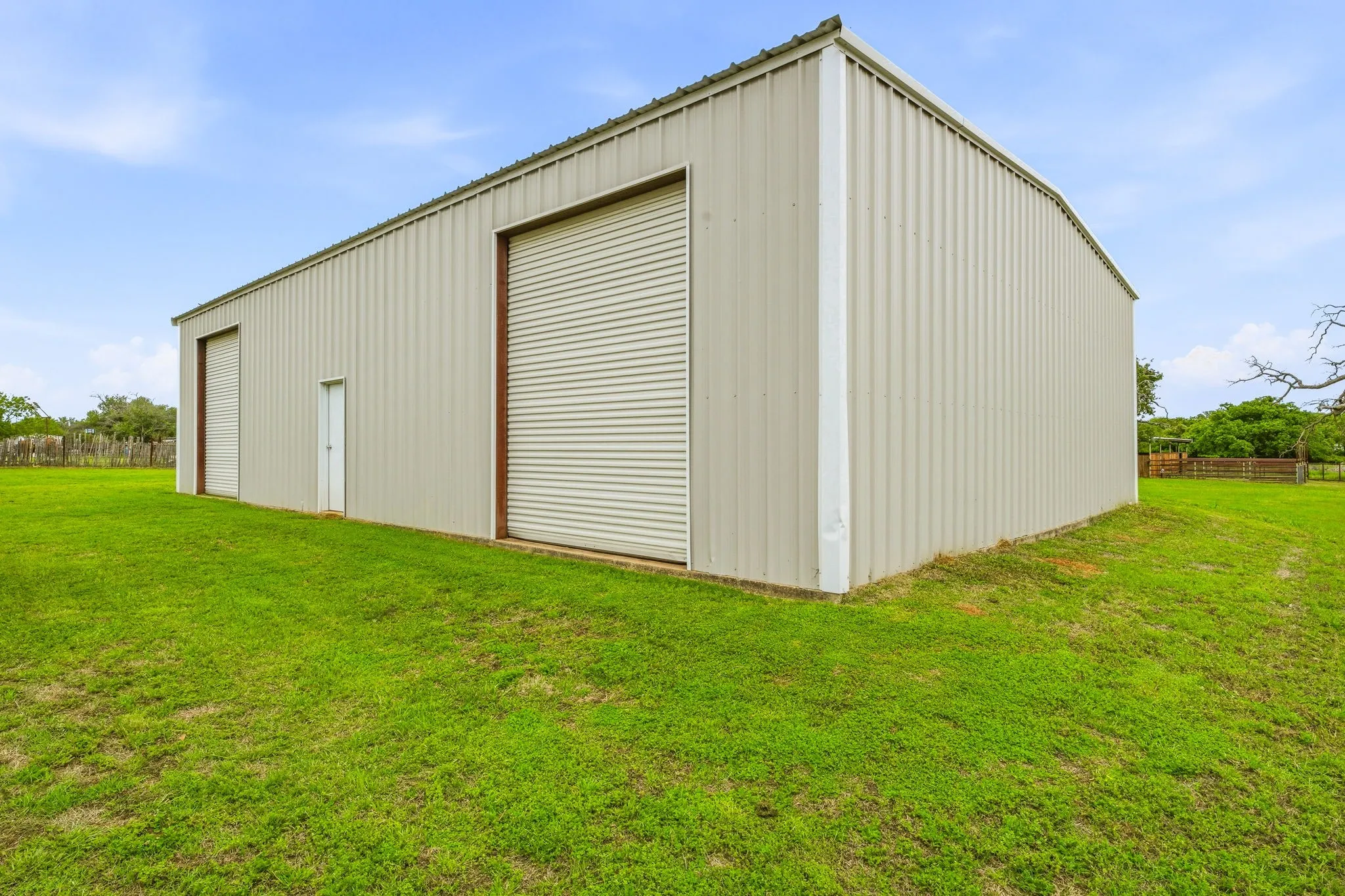 Single Family Residence For Sale in Erath County , 621 County Road 484, Stephenville, Texas 76401, 4 Bedroom, 3 Bathroom, 2 Garage spaces, 2,616 Sqft, built in 1979, Preowned, mls#21250844, Real Estate Agent in Stephenville, Homes For Sale in Erath county, Homes For Sale in Stephenville, Realtor in Stephenville Texas, Real Estate Brokerage Independent Realty Texas, Luminita Cordes Realtor