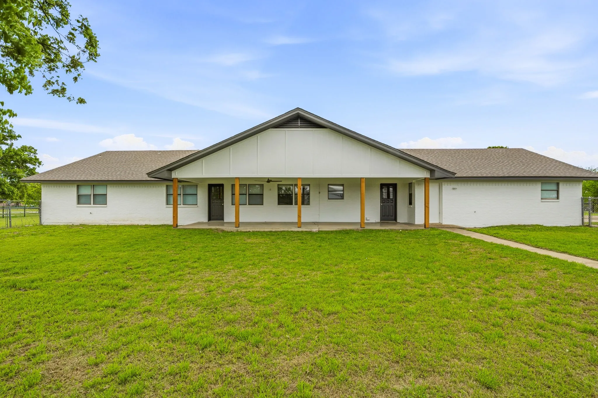 Single Family Residence For Sale in Erath County , 621 County Road 484, Stephenville, Texas 76401, 4 Bedroom, 3 Bathroom, 2 Garage spaces, 2,616 Sqft, built in 1979, Preowned, mls#21250844, Real Estate Agent in Stephenville, Homes For Sale in Erath county, Homes For Sale in Stephenville, Realtor in Stephenville Texas, Real Estate Brokerage Independent Realty Texas, Luminita Cordes Realtor