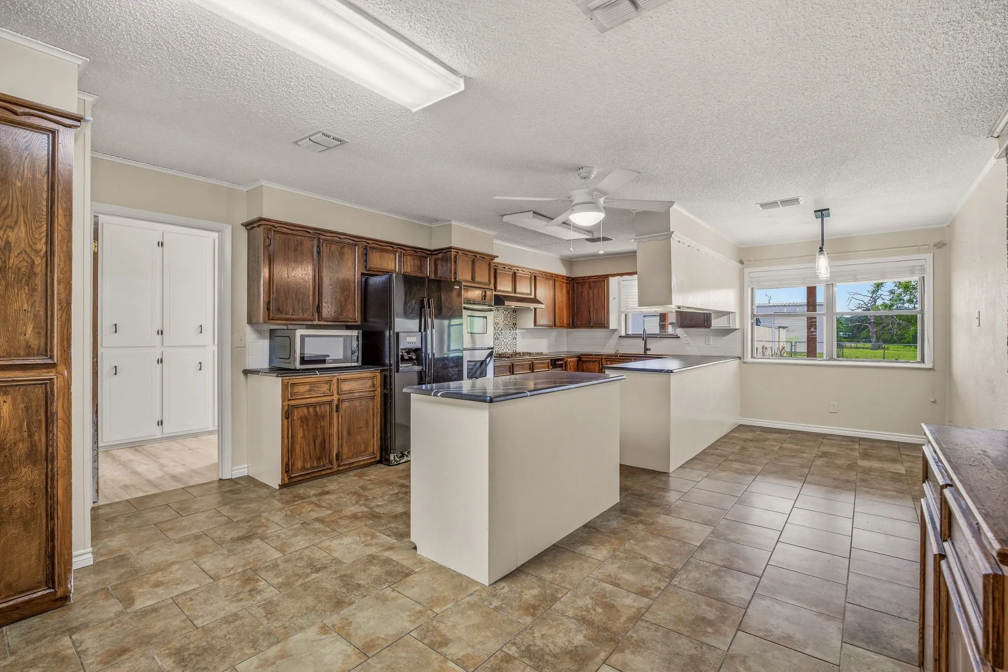 Single Family Residence For Sale in Erath County , 621 County Road 484, Stephenville, Texas 76401, 4 Bedroom, 3 Bathroom, 2 Garage spaces, 2,616 Sqft, built in 1979, Preowned, mls#21250844, Real Estate Agent in Stephenville, Homes For Sale in Erath county, Homes For Sale in Stephenville, Realtor in Stephenville Texas, Real Estate Brokerage Independent Realty Texas, Luminita Cordes Realtor