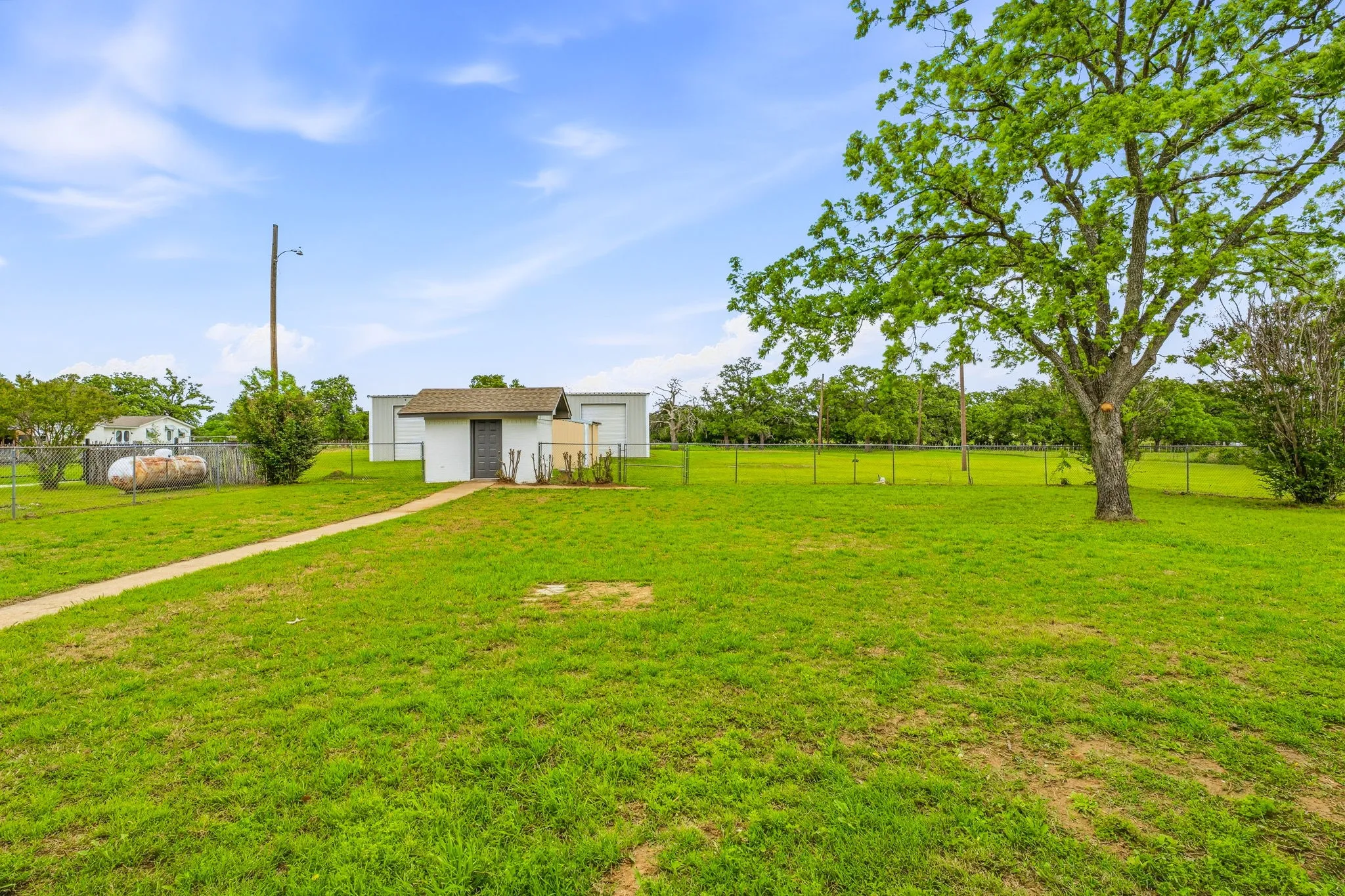 Single Family Residence For Sale in Erath County , 621 County Road 484, Stephenville, Texas 76401, 4 Bedroom, 3 Bathroom, 2 Garage spaces, 2,616 Sqft, built in 1979, Preowned, mls#21250844, Real Estate Agent in Stephenville, Homes For Sale in Erath county, Homes For Sale in Stephenville, Realtor in Stephenville Texas, Real Estate Brokerage Independent Realty Texas, Luminita Cordes Realtor