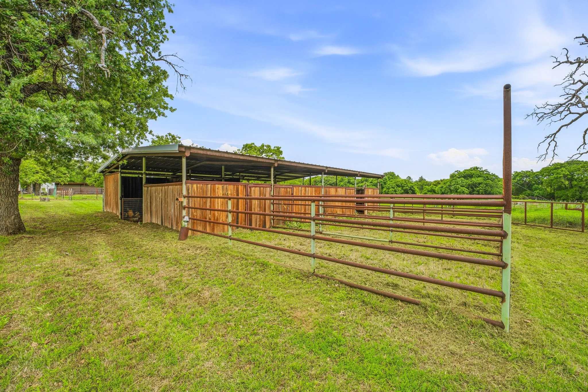 Single Family Residence For Sale in Erath County , 621 County Road 484, Stephenville, Texas 76401, 4 Bedroom, 3 Bathroom, 2 Garage spaces, 2,616 Sqft, built in 1979, Preowned, mls#21250844, Real Estate Agent in Stephenville, Homes For Sale in Erath county, Homes For Sale in Stephenville, Realtor in Stephenville Texas, Real Estate Brokerage Independent Realty Texas, Luminita Cordes Realtor