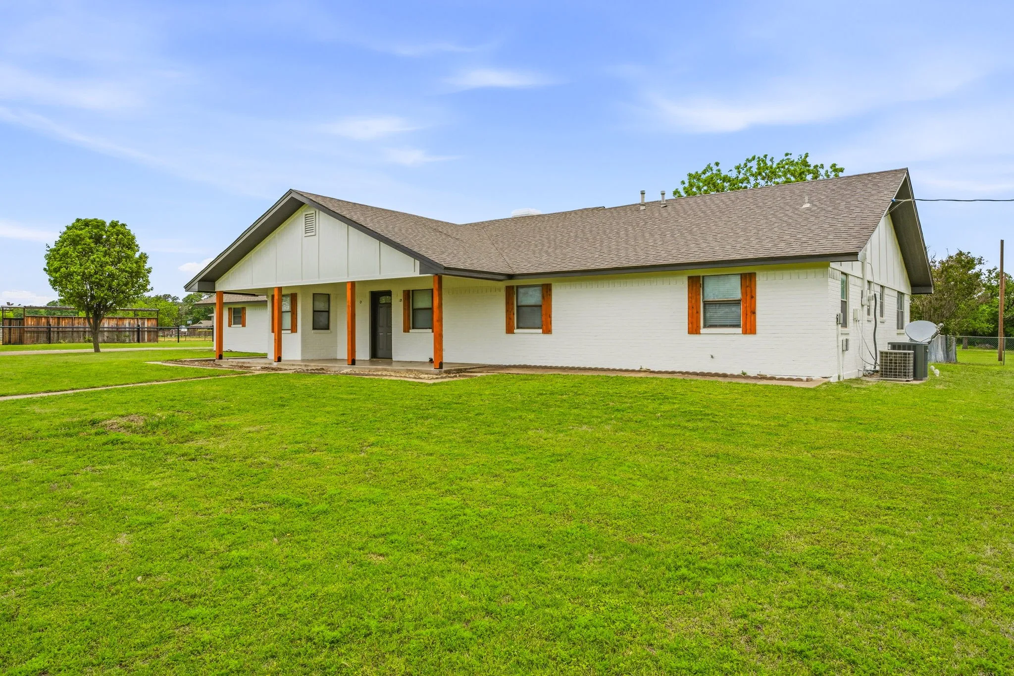 Single Family Residence For Sale in Erath County , 621 County Road 484, Stephenville, Texas 76401, 4 Bedroom, 3 Bathroom, 2 Garage spaces, 2,616 Sqft, built in 1979, Preowned, mls#21250844, Real Estate Agent in Stephenville, Homes For Sale in Erath county, Homes For Sale in Stephenville, Realtor in Stephenville Texas, Real Estate Brokerage Independent Realty Texas, Luminita Cordes Realtor