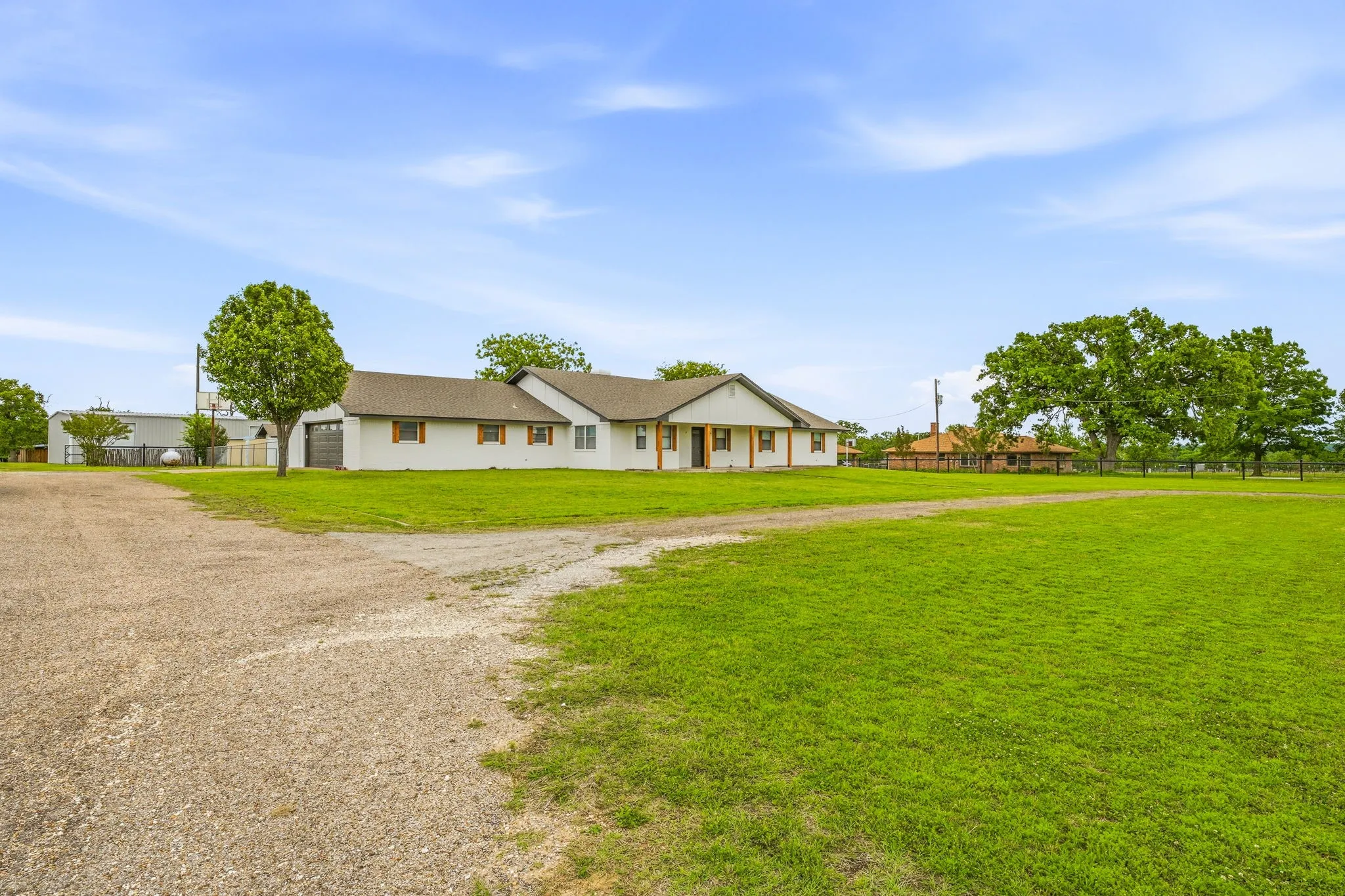 Single Family Residence For Sale in Erath County , 621 County Road 484, Stephenville, Texas 76401, 4 Bedroom, 3 Bathroom, 2 Garage spaces, 2,616 Sqft, built in 1979, Preowned, mls#21250844, Real Estate Agent in Stephenville, Homes For Sale in Erath county, Homes For Sale in Stephenville, Realtor in Stephenville Texas, Real Estate Brokerage Independent Realty Texas, Luminita Cordes Realtor