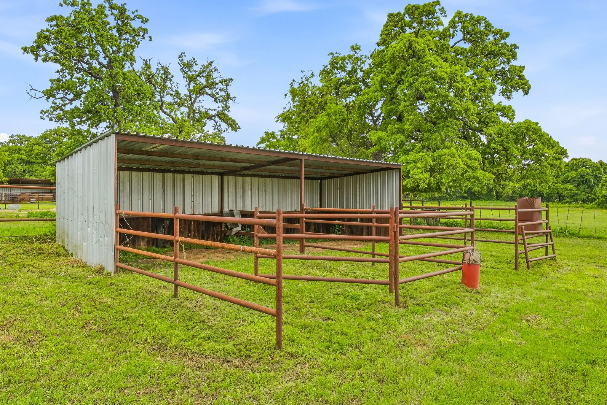 Single Family Residence For Sale in Erath County , 621 County Road 484, Stephenville, Texas 76401, 4 Bedroom, 3 Bathroom, 2 Garage spaces, 2,616 Sqft, built in 1979, Preowned, mls#21250844, Real Estate Agent in Stephenville, Homes For Sale in Erath county, Homes For Sale in Stephenville, Realtor in Stephenville Texas, Real Estate Brokerage Independent Realty Texas, Luminita Cordes Realtor