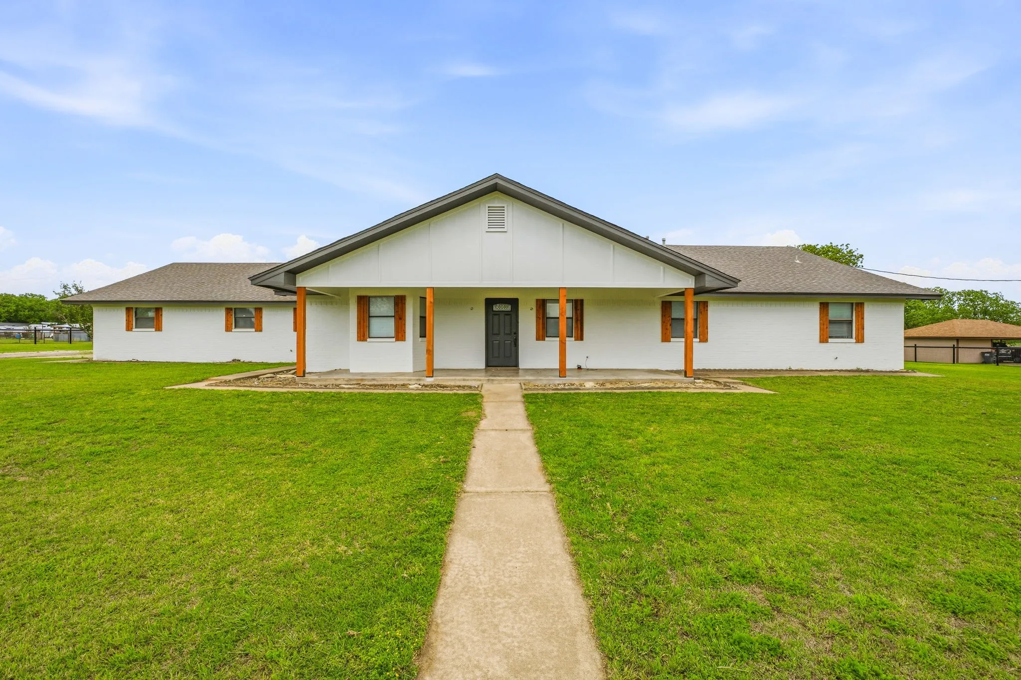 Single Family Residence For Sale in Erath County , 621 County Road 484, Stephenville, Texas 76401, 4 Bedroom, 3 Bathroom, 2 Garage spaces, 2,616 Sqft, built in 1979, Preowned, mls#21250844, Real Estate Agent in Stephenville, Homes For Sale in Erath county, Homes For Sale in Stephenville, Realtor in Stephenville Texas, Real Estate Brokerage Independent Realty Texas, Luminita Cordes Realtor
