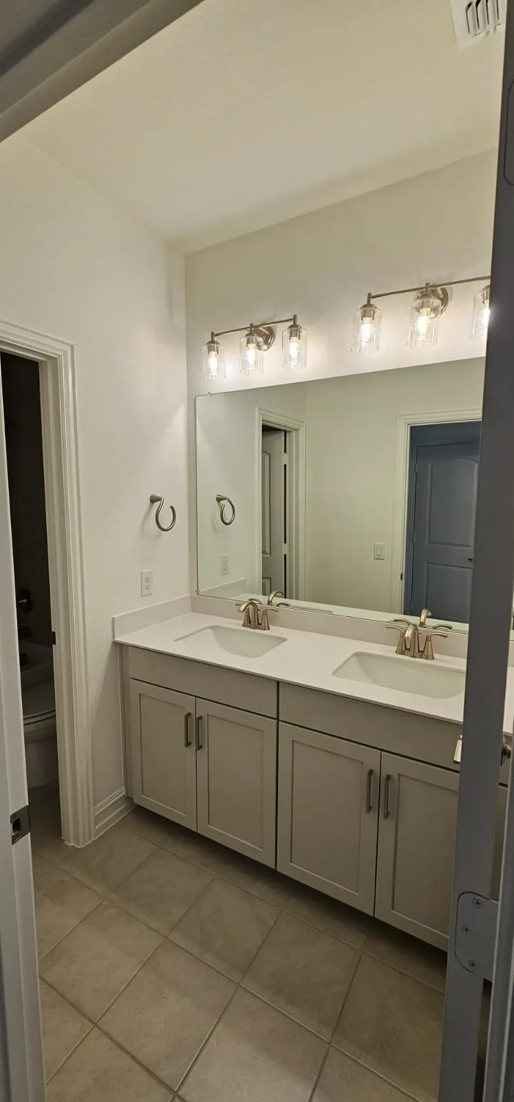 Single Family Residence For Rent in Denton County , 309 Breeds Hill Road, Little Elm, Texas 75068, 5 Bedrooms, 4 Bathrooms, 2 Garage spaces, 3,450 Sqft, built in 2024, Preowned, Price $3,299, mls#21250884, Real Estate Agent in Little Elm, Homes For Rent in Denton county, Homes For Rent in Little Elm, Realtor in Little Elm Texas, Real Estate Brokerage Independent Realty Texas, Luminita Cordes Realtor