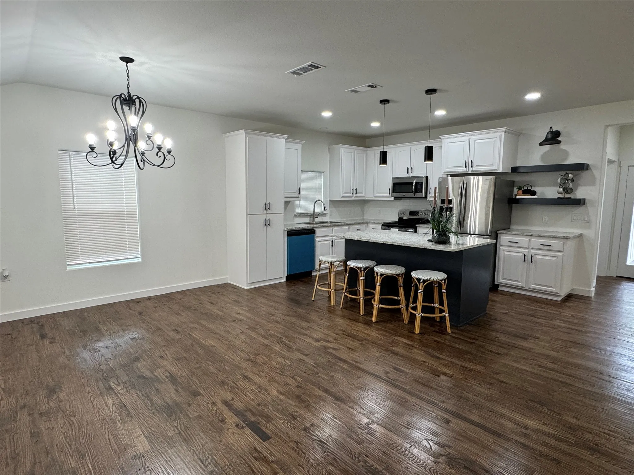 Single Family Residence For Sale in Grayson County , 513 W South Street, Whitesboro, Texas 76273, 3 Bedroom, 2 Bathroom, Garage spaces, 1,929 Sqft, built in 1940, Preowned, mls#21247191, Real Estate Agent in Whitesboro, Homes For Sale in Grayson county, Homes For Sale in Whitesboro, Realtor in Whitesboro Texas, Real Estate Brokerage Independent Realty Texas, Luminita Cordes Realtor