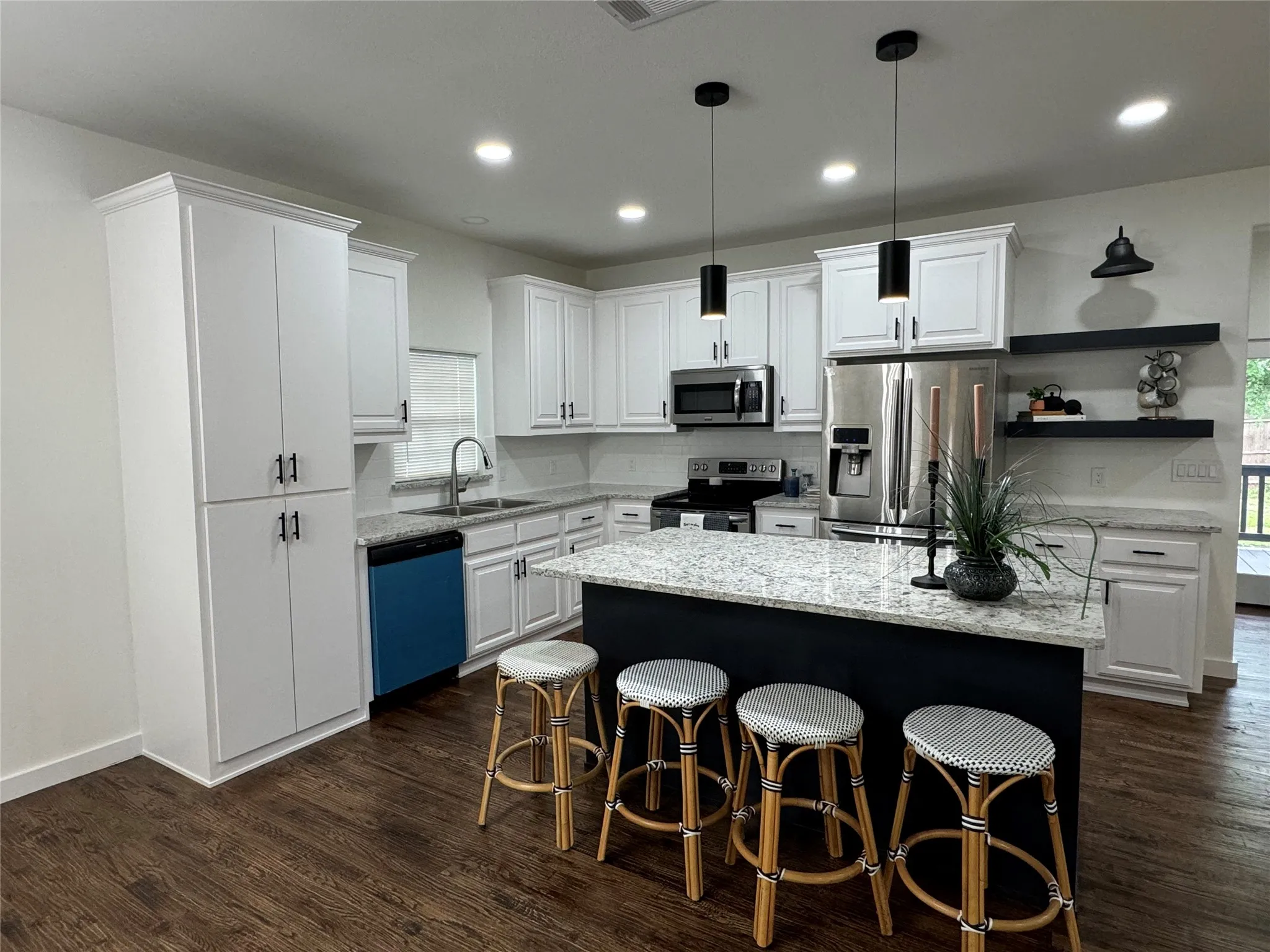 Single Family Residence For Sale in Grayson County , 513 W South Street, Whitesboro, Texas 76273, 3 Bedroom, 2 Bathroom, Garage spaces, 1,929 Sqft, built in 1940, Preowned, mls#21247191, Real Estate Agent in Whitesboro, Homes For Sale in Grayson county, Homes For Sale in Whitesboro, Realtor in Whitesboro Texas, Real Estate Brokerage Independent Realty Texas, Luminita Cordes Realtor