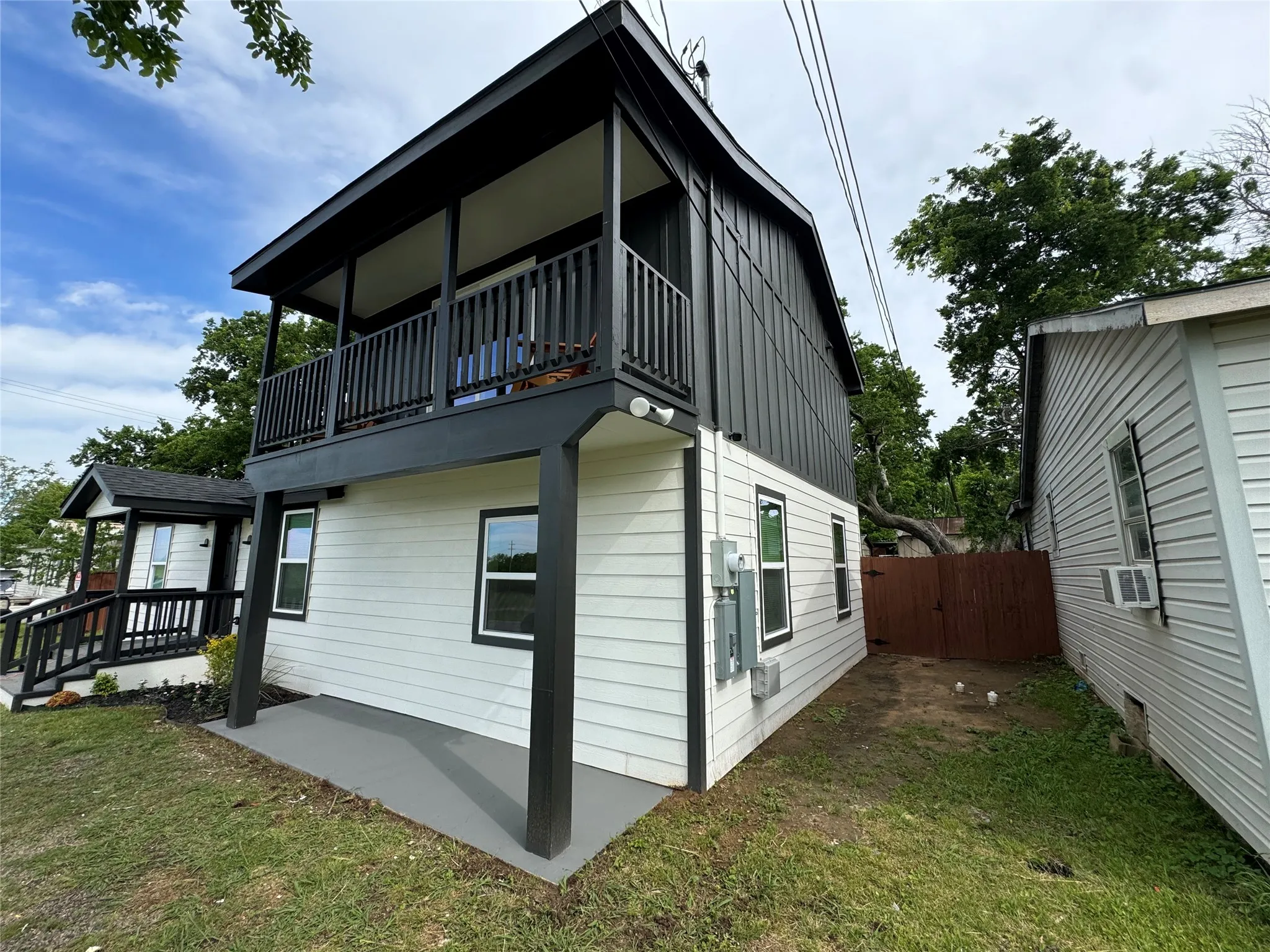 Single Family Residence For Sale in Grayson County , 513 W South Street, Whitesboro, Texas 76273, 3 Bedroom, 2 Bathroom, Garage spaces, 1,929 Sqft, built in 1940, Preowned, mls#21247191, Real Estate Agent in Whitesboro, Homes For Sale in Grayson county, Homes For Sale in Whitesboro, Realtor in Whitesboro Texas, Real Estate Brokerage Independent Realty Texas, Luminita Cordes Realtor