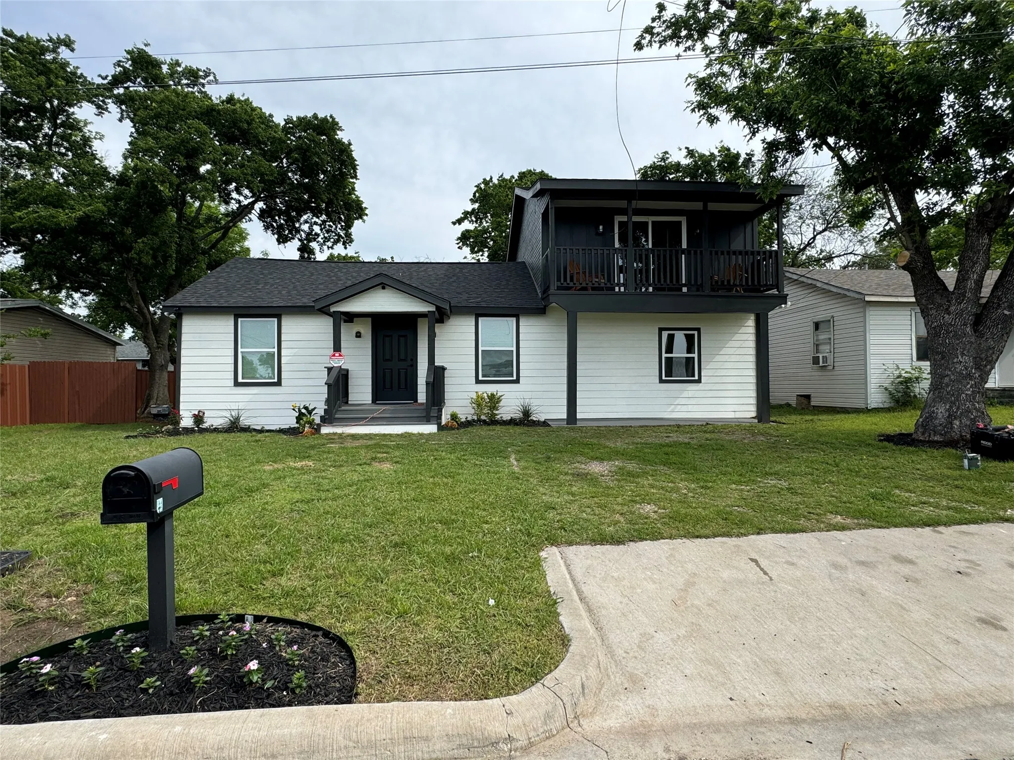 Single Family Residence For Sale in Grayson County , 513 W South Street, Whitesboro, Texas 76273, 3 Bedroom, 2 Bathroom, Garage spaces, 1,929 Sqft, built in 1940, Preowned, mls#21247191, Real Estate Agent in Whitesboro, Homes For Sale in Grayson county, Homes For Sale in Whitesboro, Realtor in Whitesboro Texas, Real Estate Brokerage Independent Realty Texas, Luminita Cordes Realtor