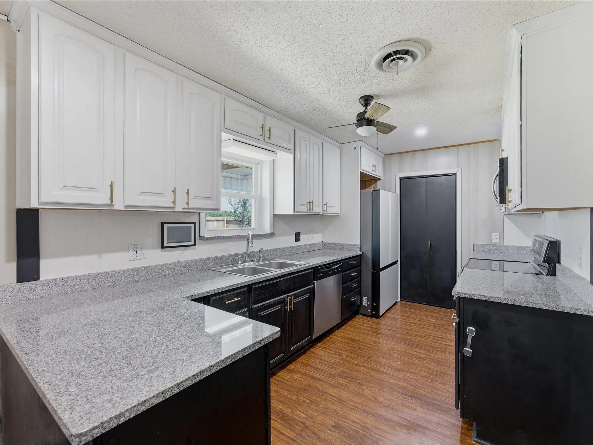 Single Family Residence For Sale in Montague County , 1312 Rock Street, Bowie, Texas 76230, 3 Bedrooms, 2 Bathrooms, 2 Garage spaces, 1,386 Sqft, built in 1967, Preowned, Price $235,000, mls#21227762, Real Estate Agent in Bowie, Homes For Sale in Montague county, Homes For Sale in Bowie, Realtor in Bowie Texas, Real Estate Brokerage Independent Realty Texas, Luminita Cordes Realtor